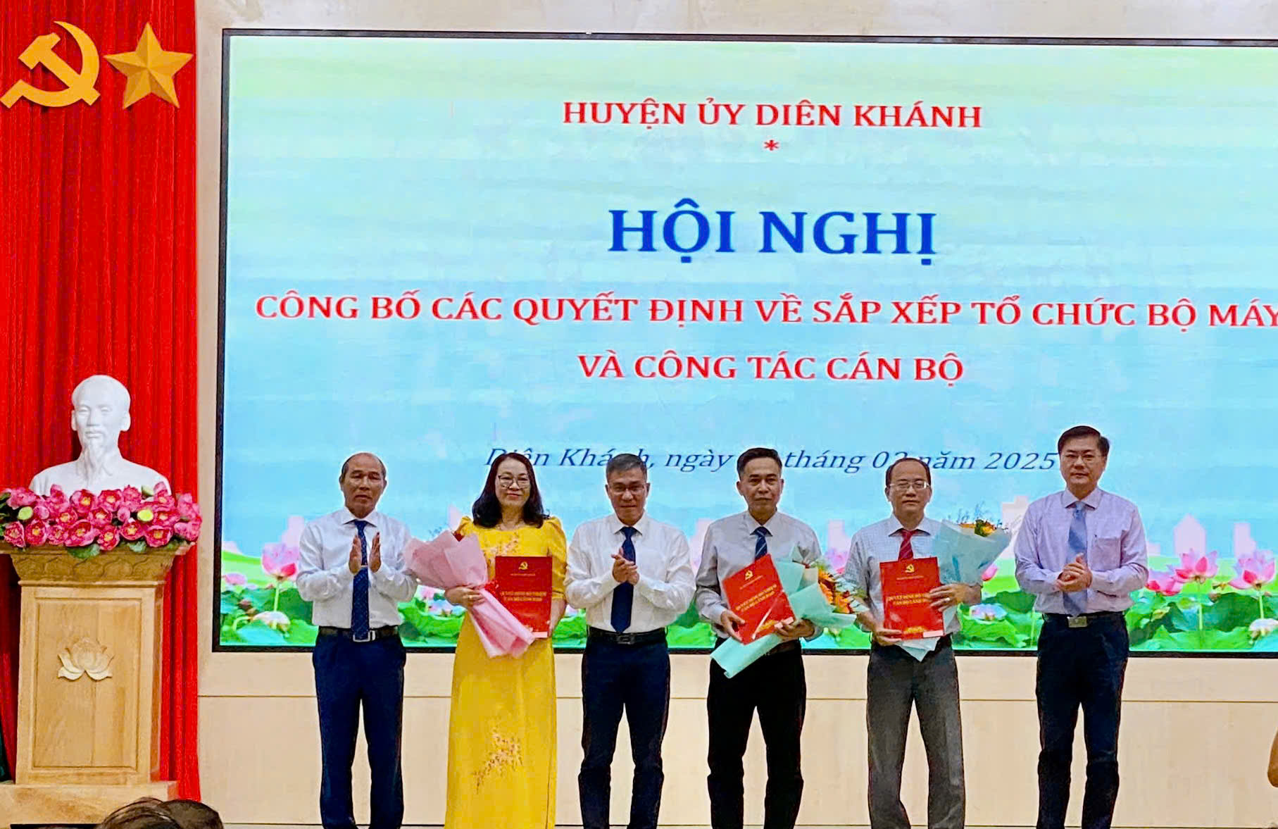 Diên Khánh công bố các quyết định về sắp xếp tổ chức bộ máy và công tác cán bộ