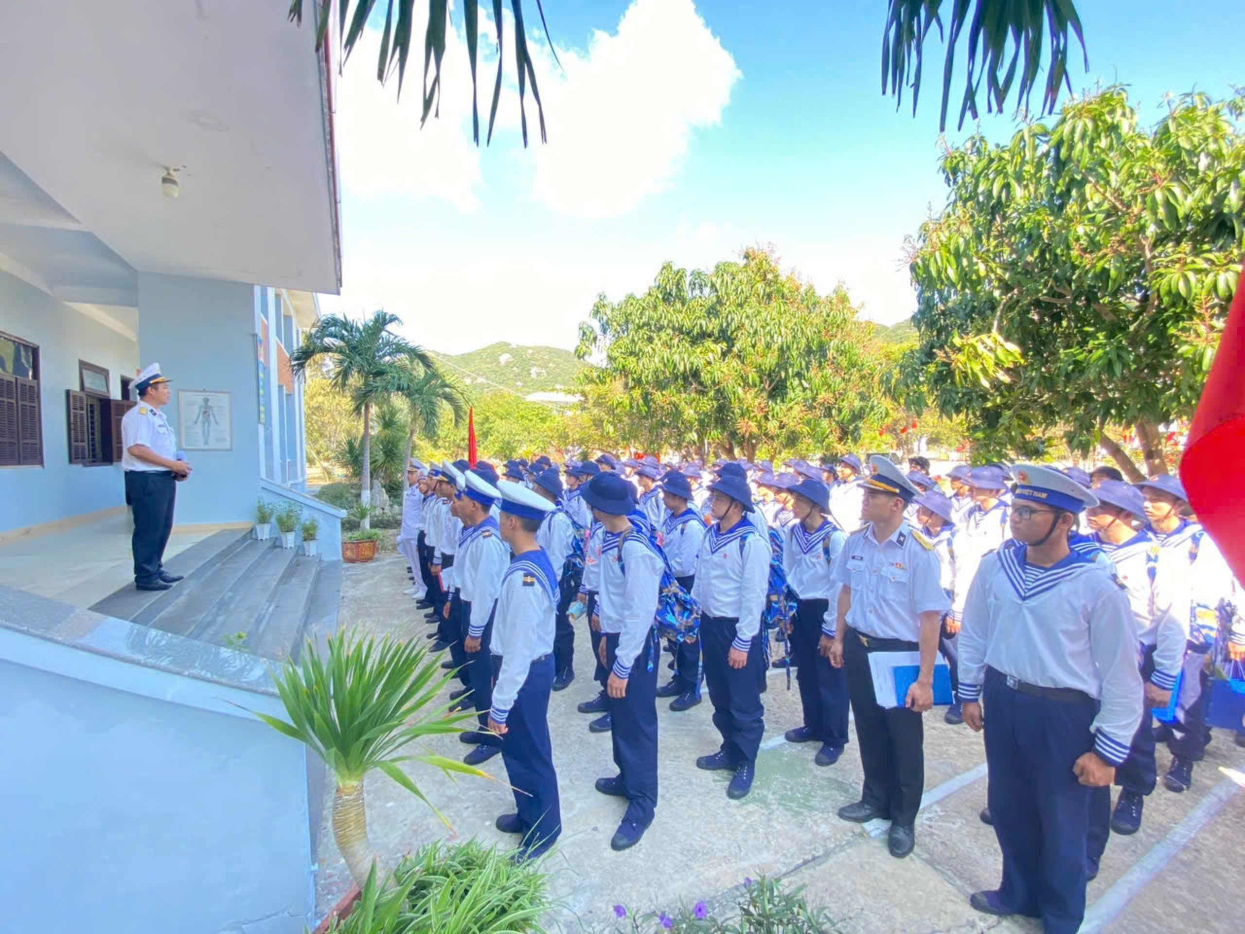 Chỉ huy đơn vị giới thiệu khái quát về đơn vị với các chiến sĩ mới