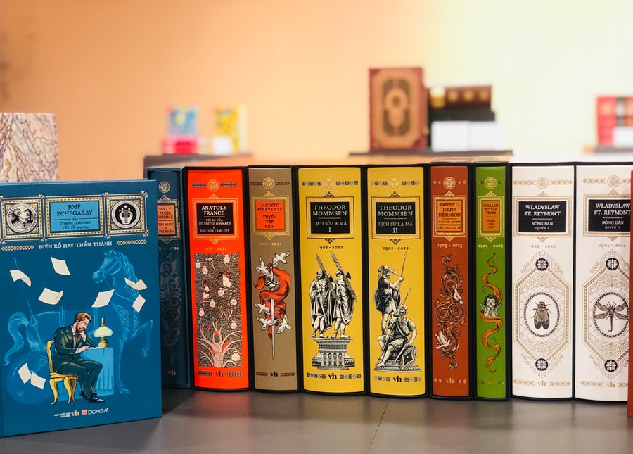 Dòng sách đặc biệt được làm thủ công với các công đoạn đóng sách, khâu da, dát vàng, sơn mài...