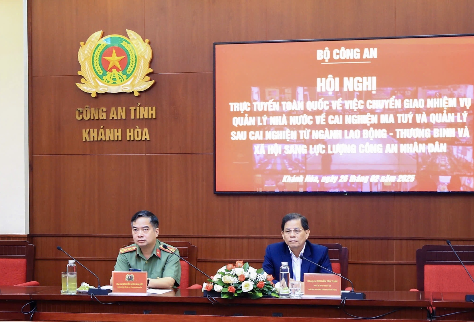 Chủ tịch UBND tỉnh Nguyễn Tấn Tuân và Đại tá Nguyễn Hữu Phước tham dự hội nghị tại điểm cầu Khánh Hòa. 