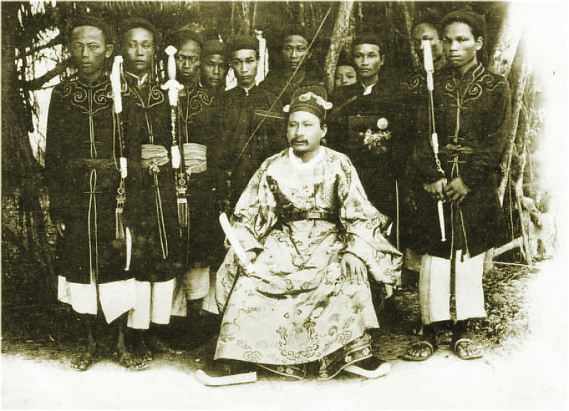 Quan lại đi giày, còn người hầu đi dép dưới các triều đại phong kiến. Ảnh: Internet