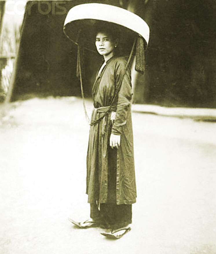 Người xưa đi dép da trâu. Ảnh: Internet