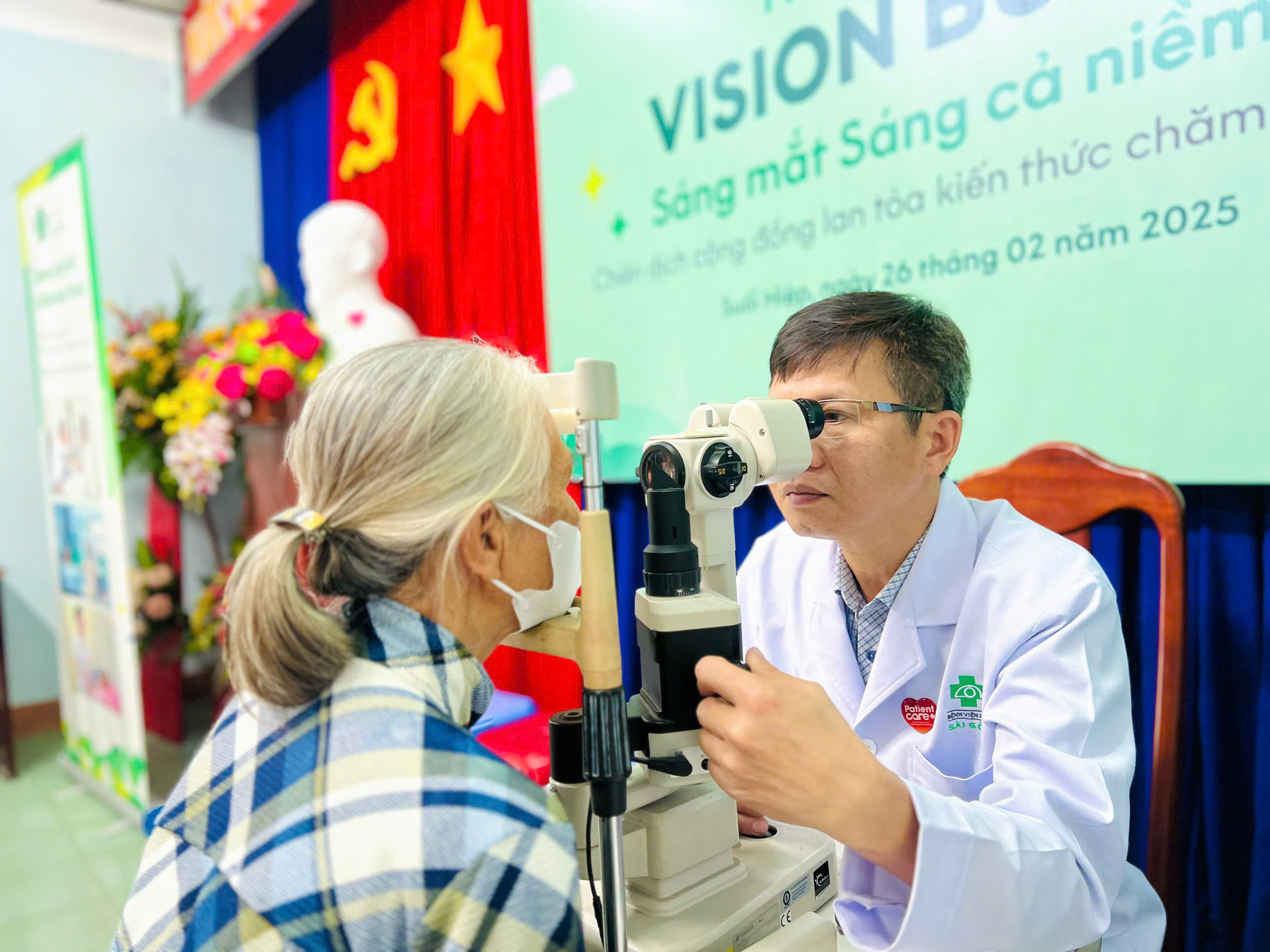 Bác sĩ Bệnh viện Mắt Sài Gòn Nha Trang tầm soát bệnh về mắt cho người dân xã Suối Hiệp 
