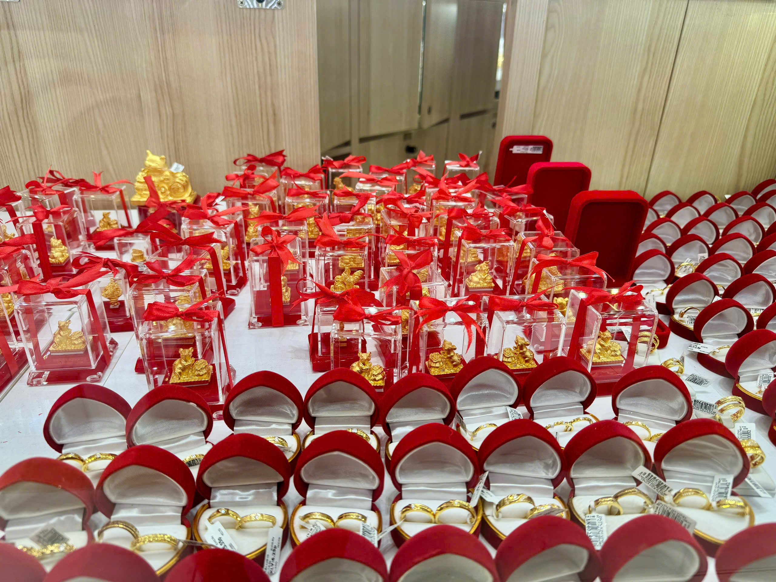 Đến đầu giờ chiều 7-2, các sản phẩm còn rất dồi dào