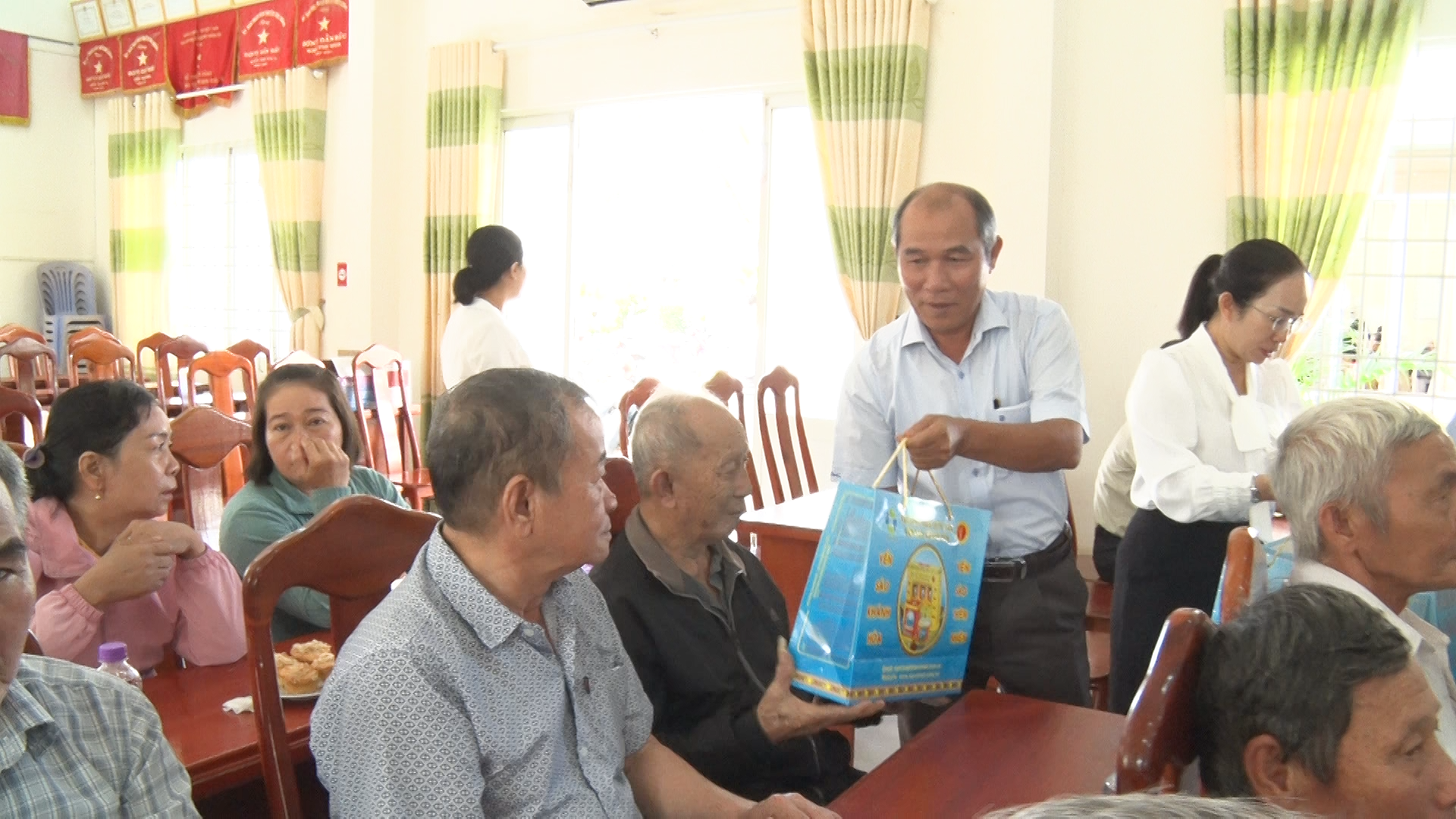 Dien Khanh district leaders present gifts to people with revolutionary contributions in Dien Dien commune, Dien Khanh district.