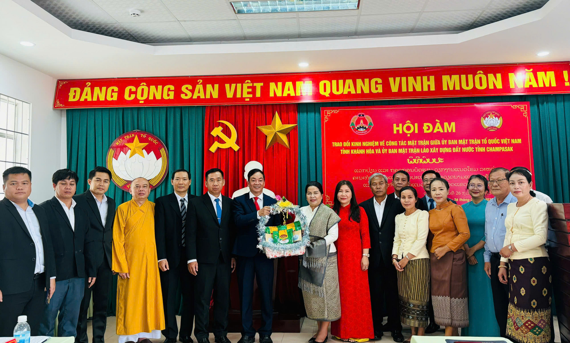 Đoàn công tác trao quà cho UBMTTQ Việt Nam tỉnh