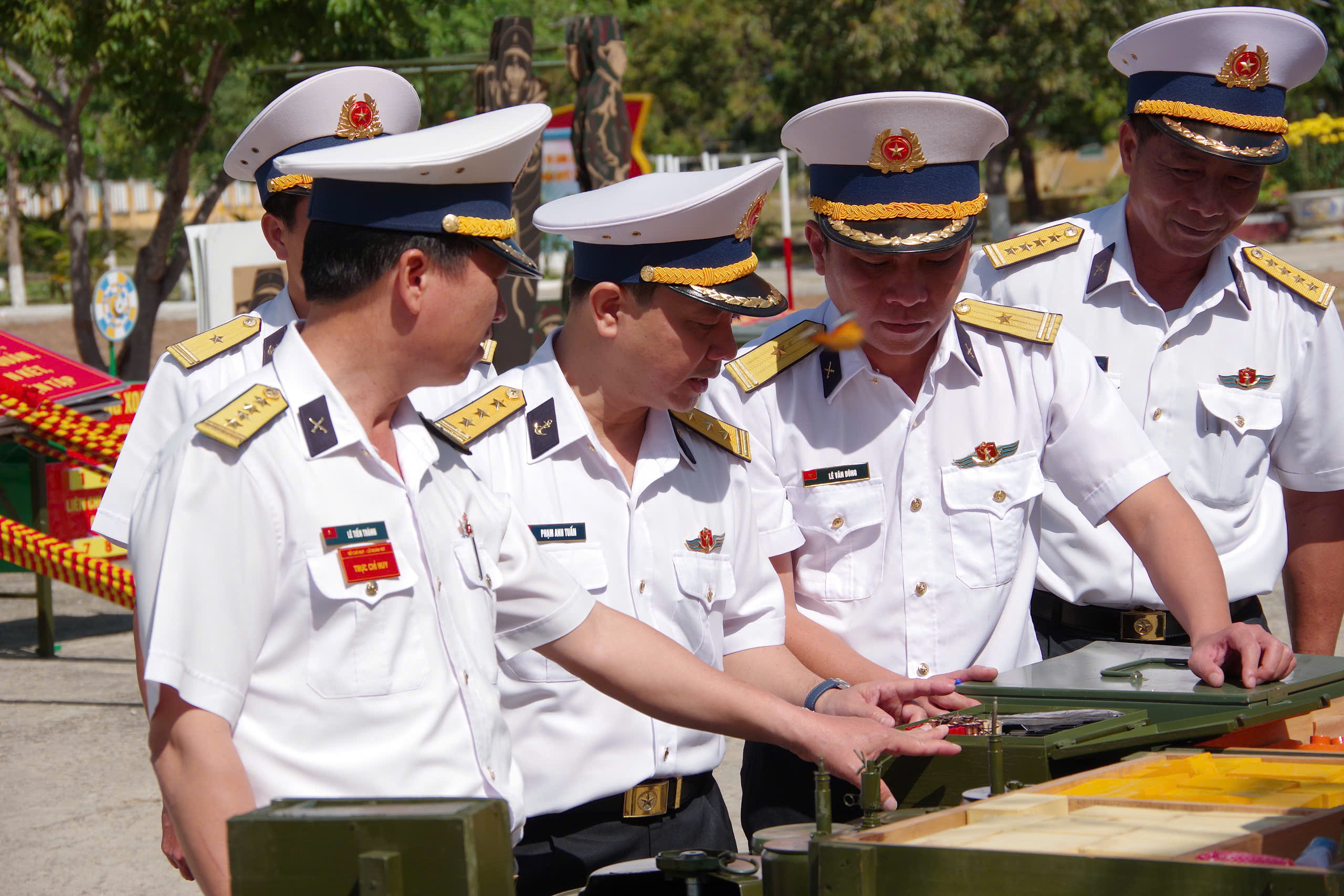 Các thành viên trong đoàn kiểm tra mô hình học cụ phục vụ huấn luyện chiến sĩ mới