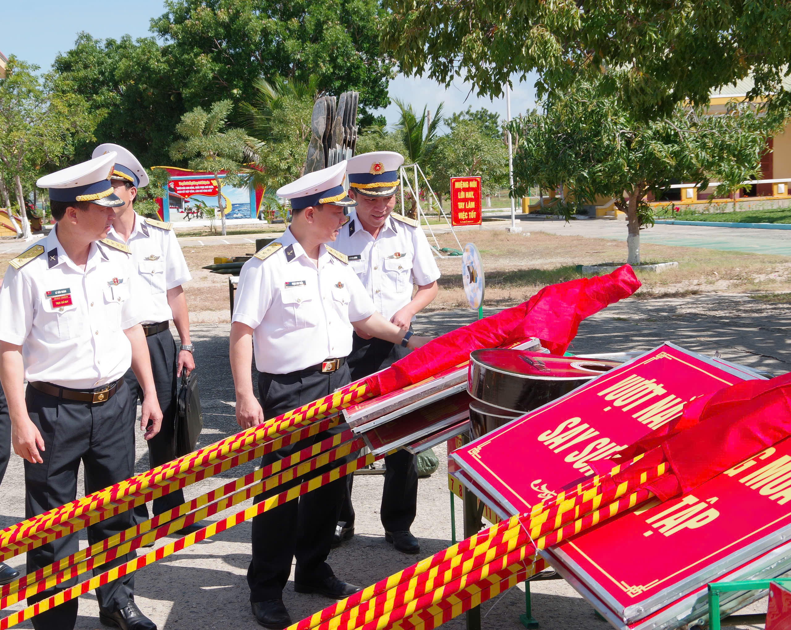 Đoàn kiểm tra thực tế vật chất, mô hình học cụ 