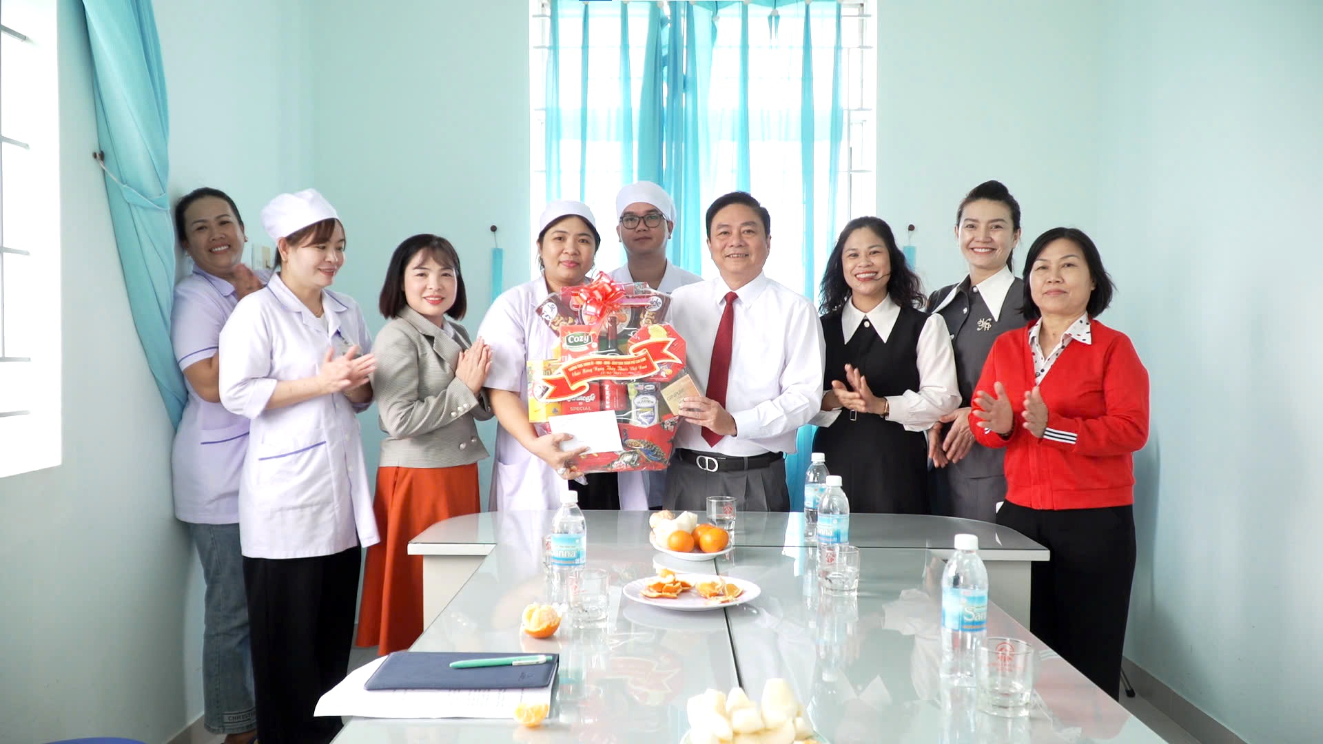 Bí thư Thành ủy Cam Ranh thăm, chúc mừng các cơ sở y tế