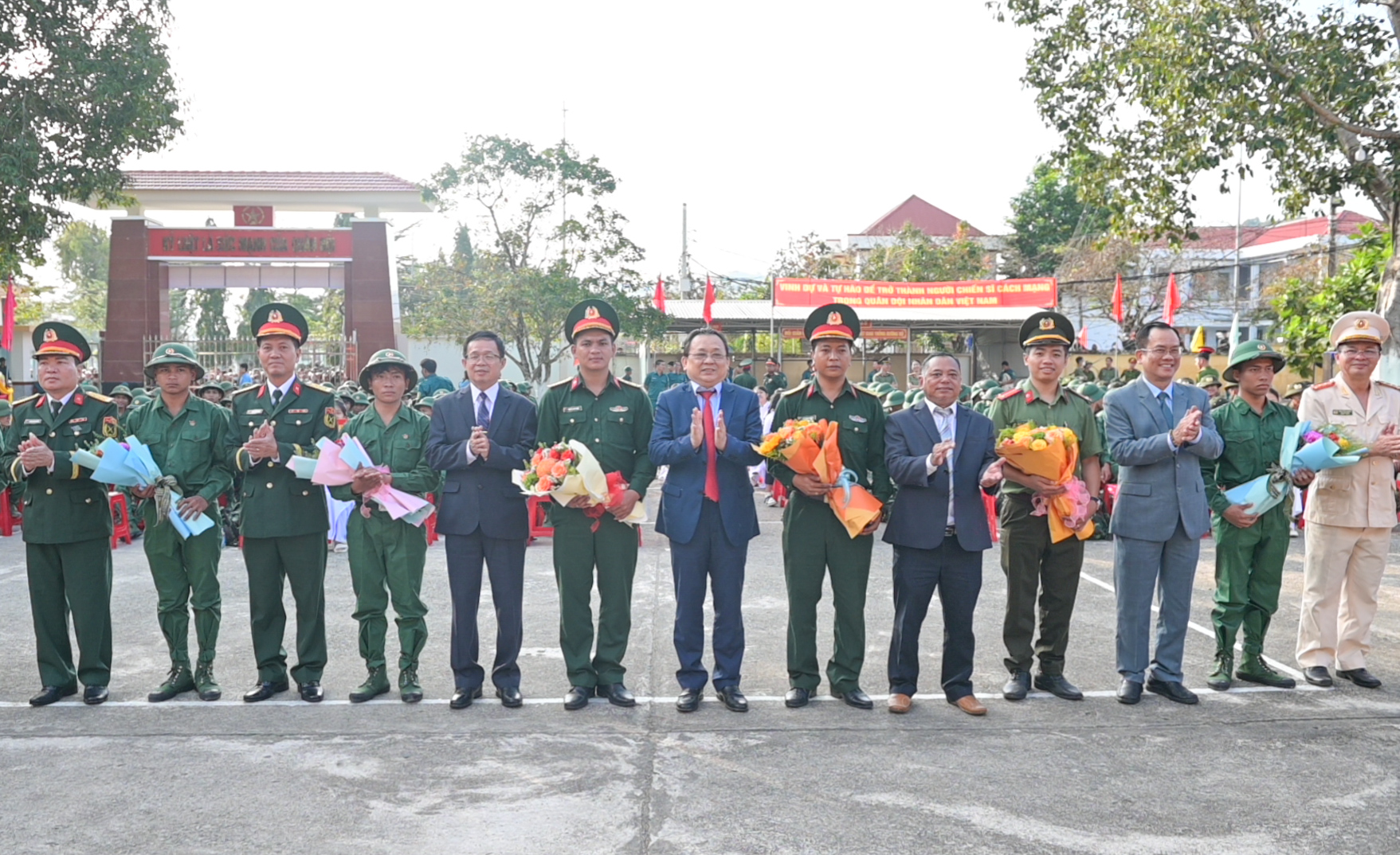 Các đại biểu tặng hoa động viên các tân binh và đơn vị nhận quân.