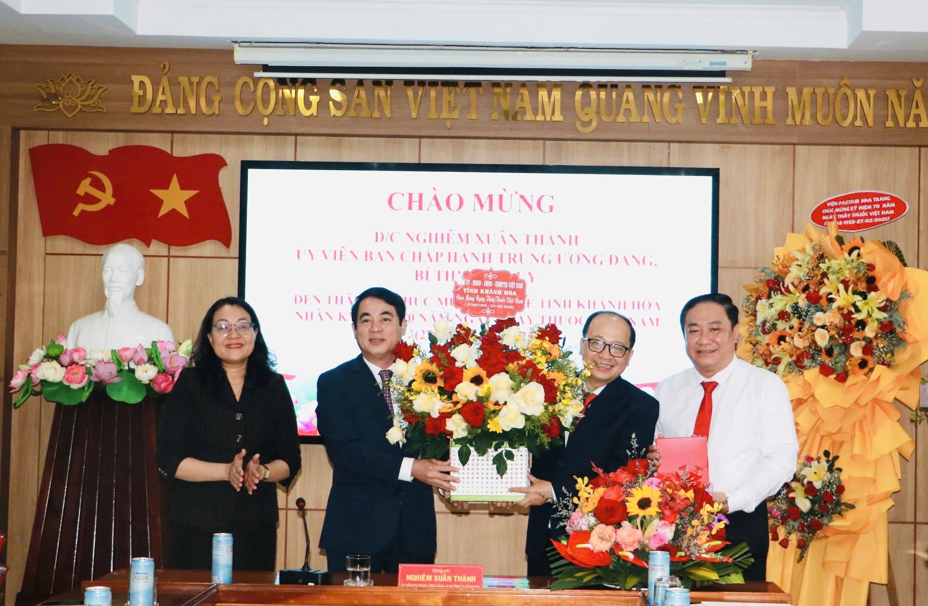 Bí thư Tỉnh ủy Nghiêm Xuân Thành thăm, chúc mừng các cơ sở y tế nhân Ngày Thầy thuốc Việt Nam