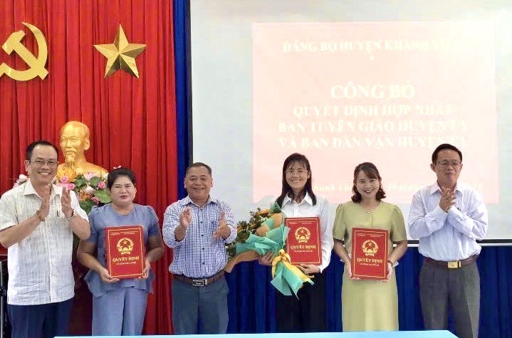 Thường trực Huyện ủy Khánh Vĩnh trao các quyết định bổ nhiệm.