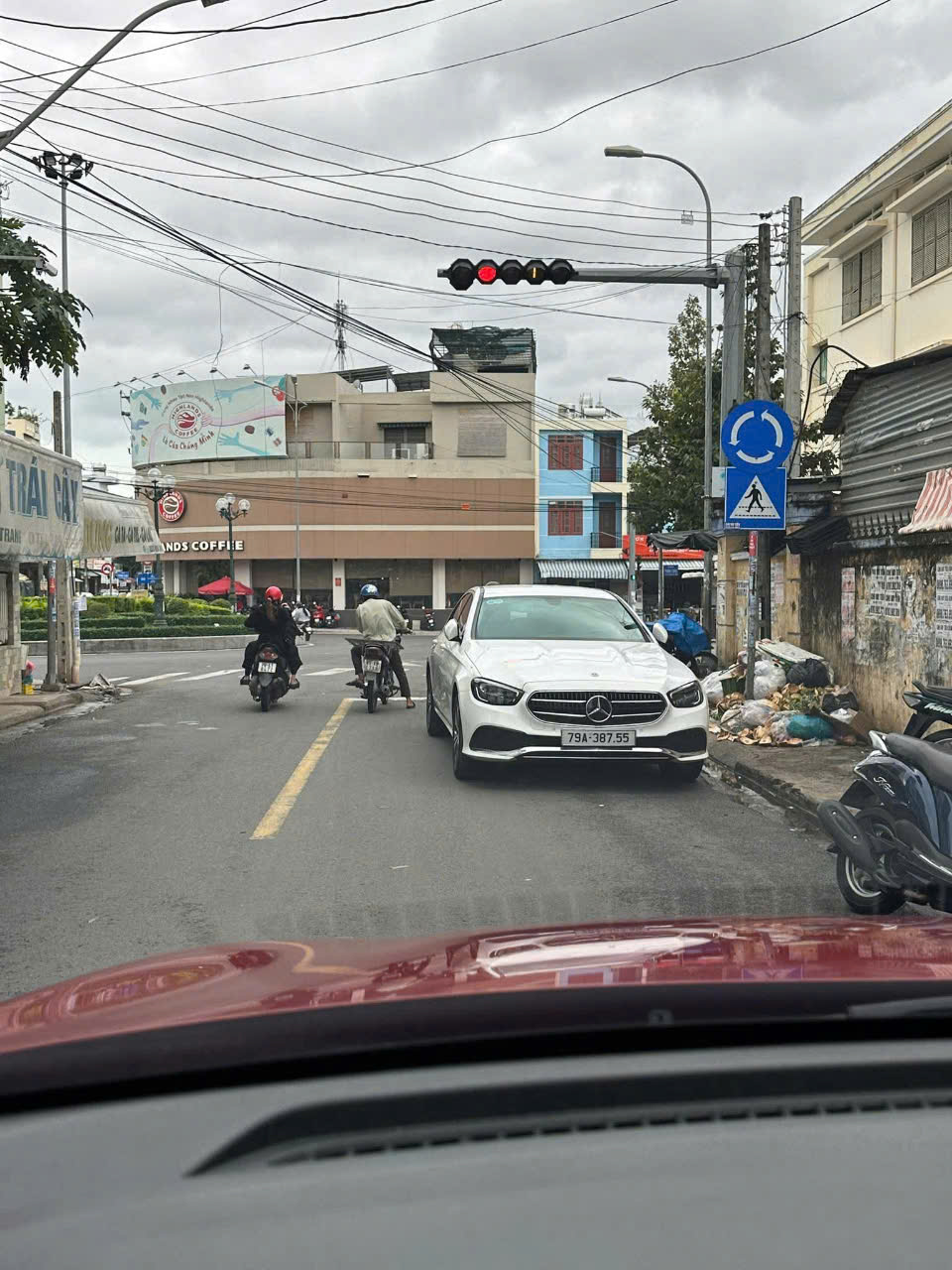 Xử phạt nữ tài xế đỗ xe ngược chiều