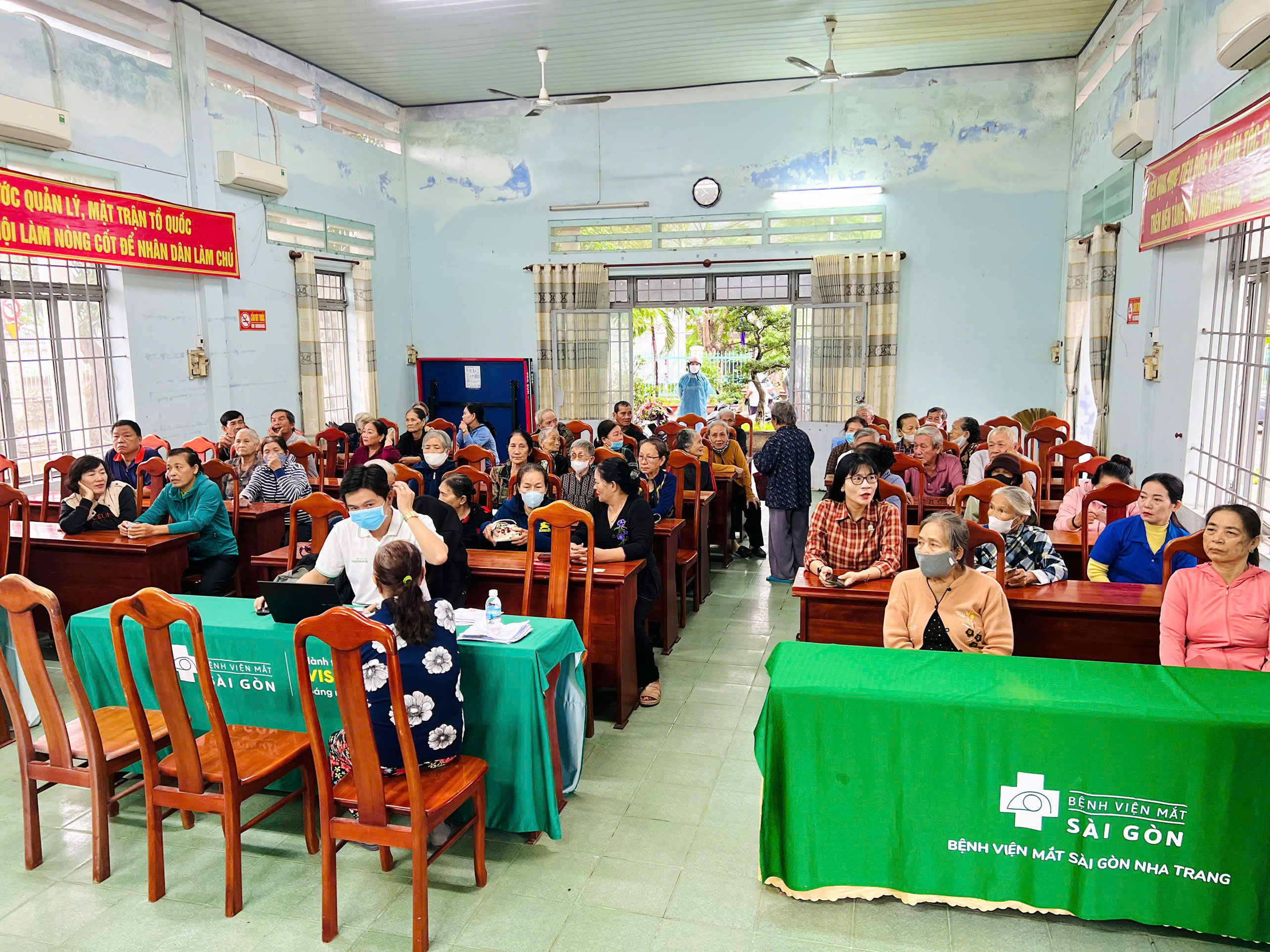 Đông đảo người dân xã Suối Hiệp tới chương trình để khám, tầm soát các bệnh về mắt 