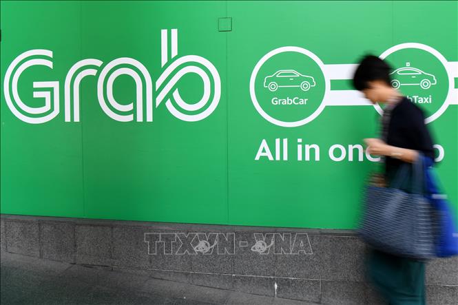 Biểu tượng hãng gọi xe công nghệ Grab tại văn phòng ở Singapore. Ảnh tư liệu: AFP/TTXVN