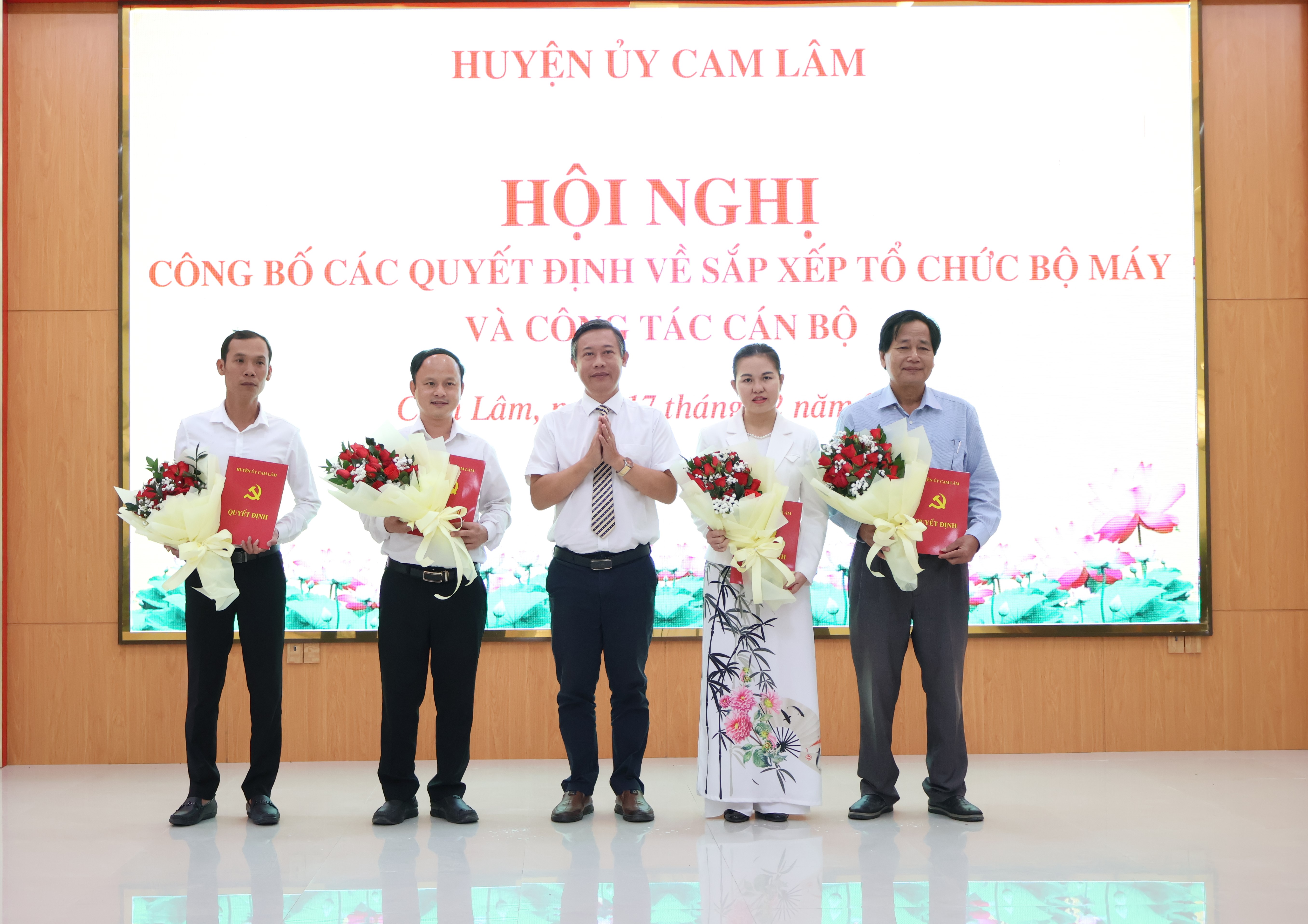 Cam Lâm công bố các quyết định về sắp xếp tổ chức bộ máy và công tác cán bộ