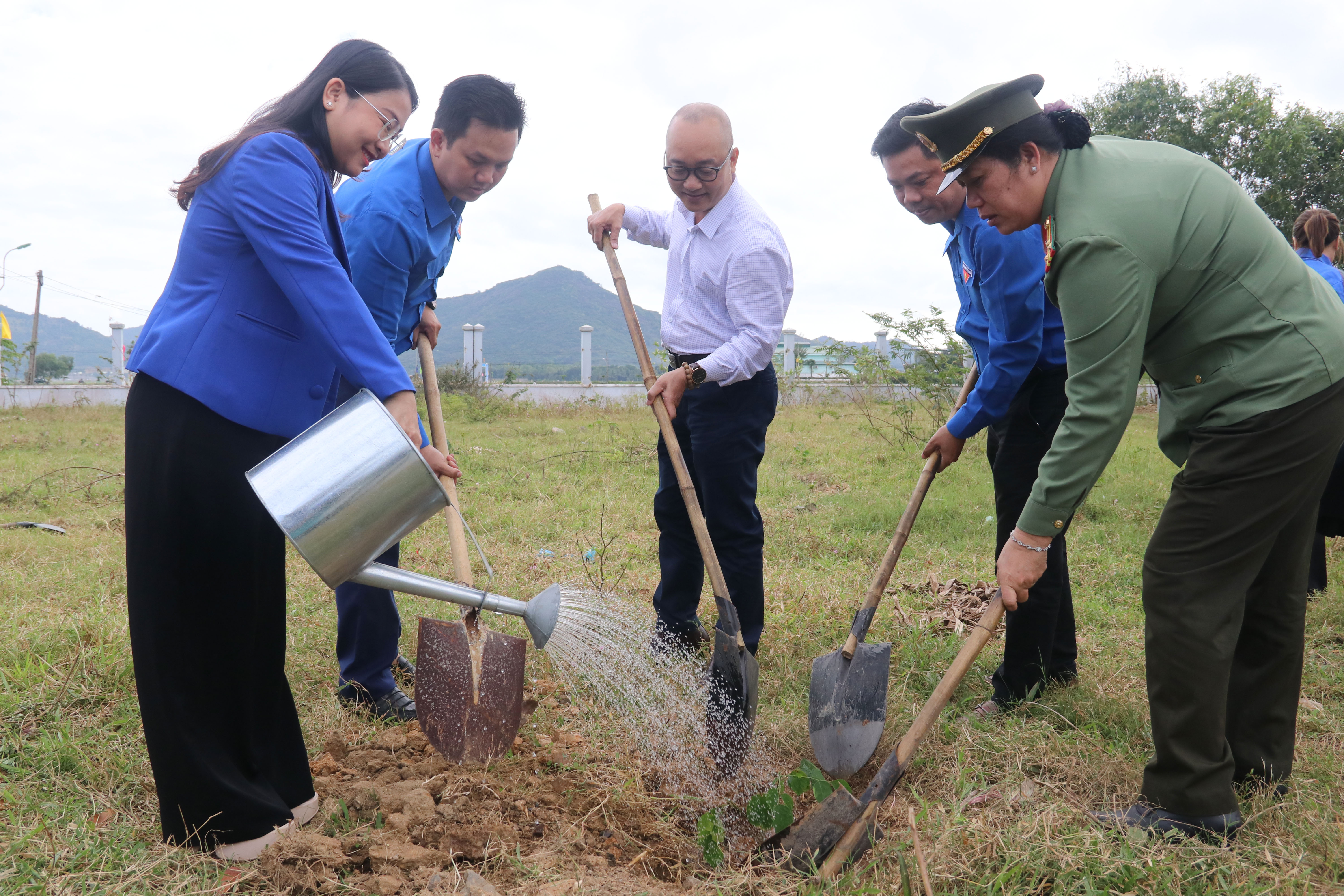 Tỉnh đoàn Khánh Hòa phát động Tết trồng cây và phong trào thi đua chào mừng đại hội Đảng các cấp