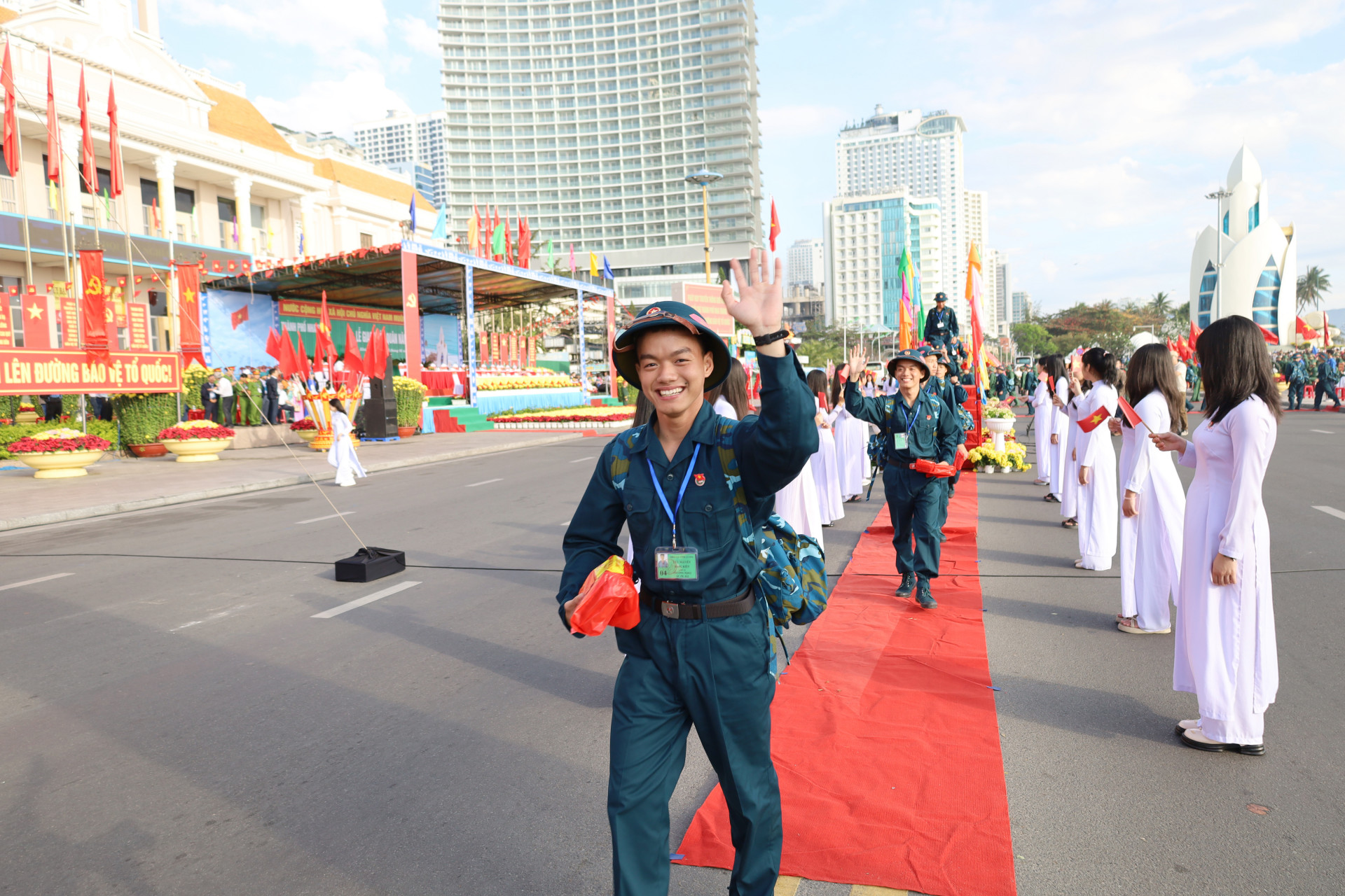 Thanh niên TP. Nha Trang hăng hái lên đường nhập ngũ.