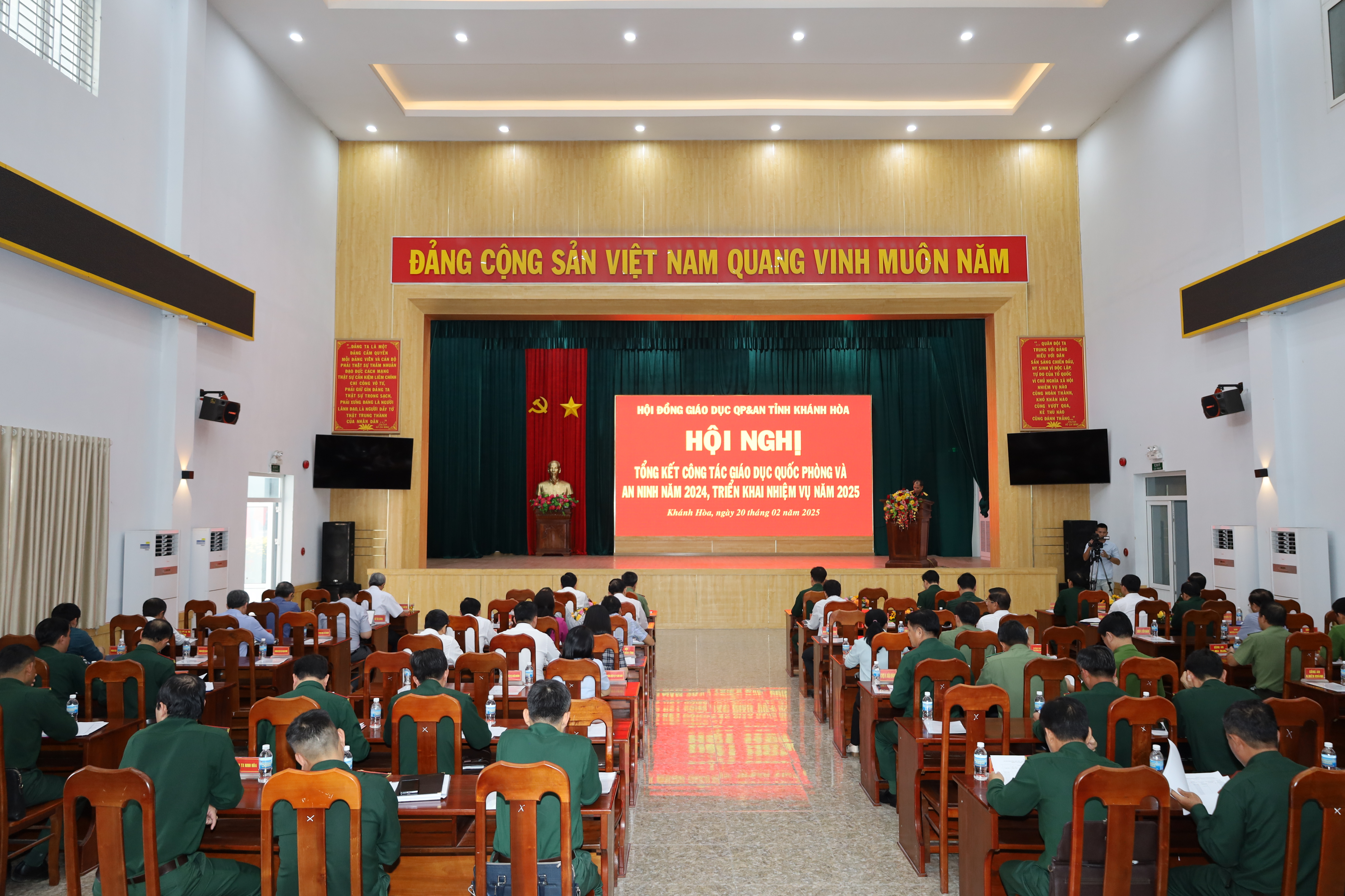 Quang cảnh hội nghị.