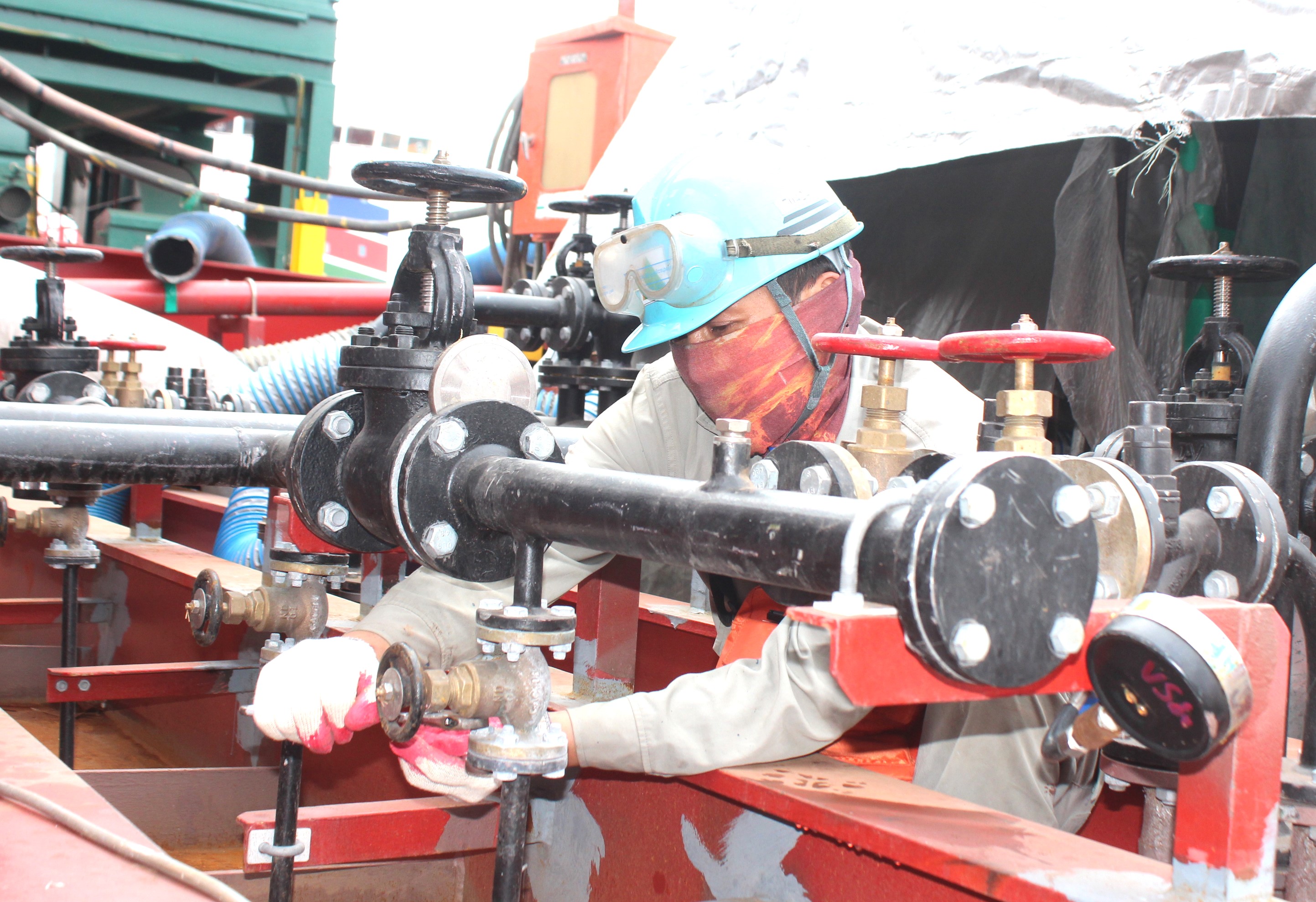 Lao động phấn khởi trở lại làm việc 