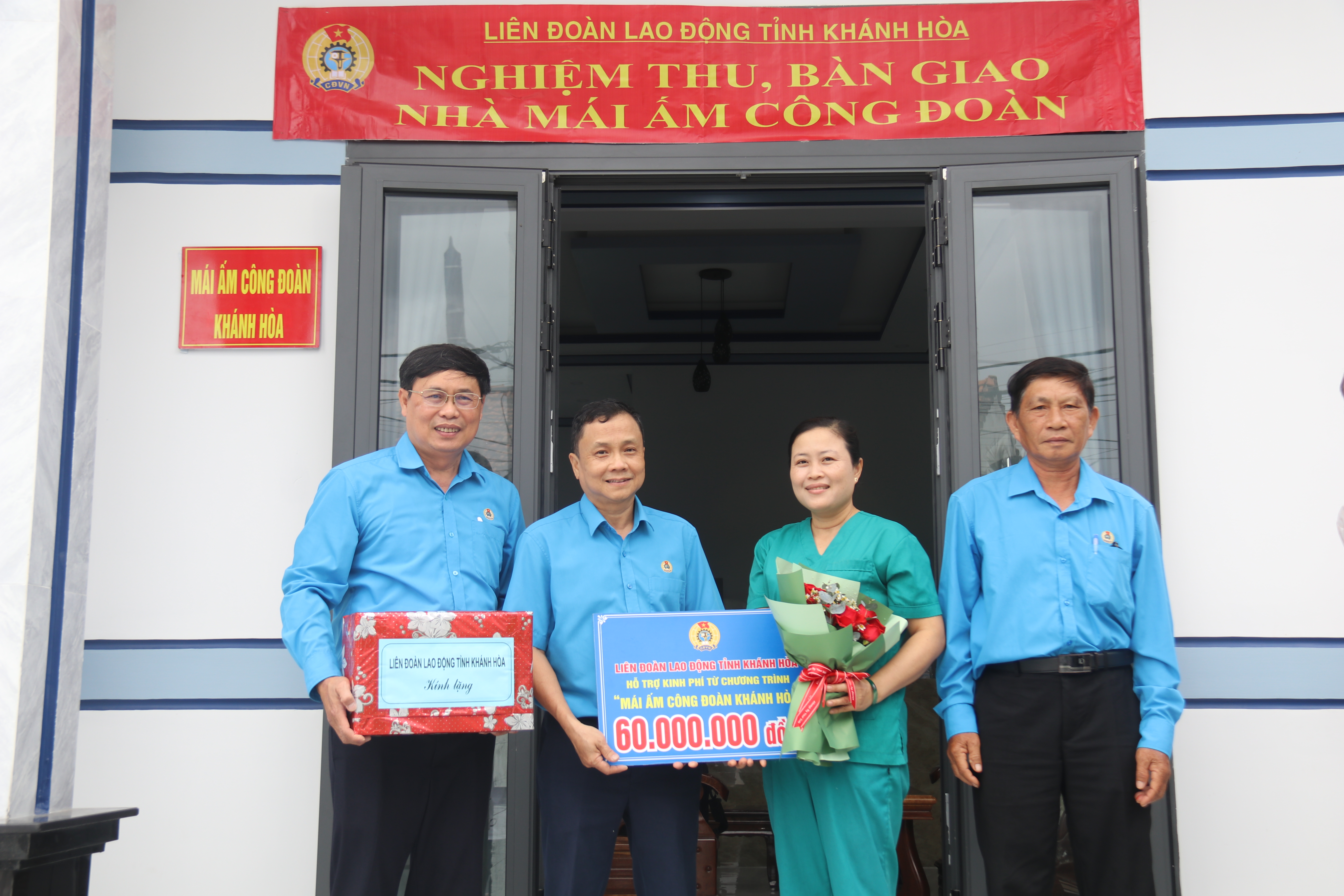 Nghiệm thu và bàn giao mái ấm cho đoàn viên ngành Y tế