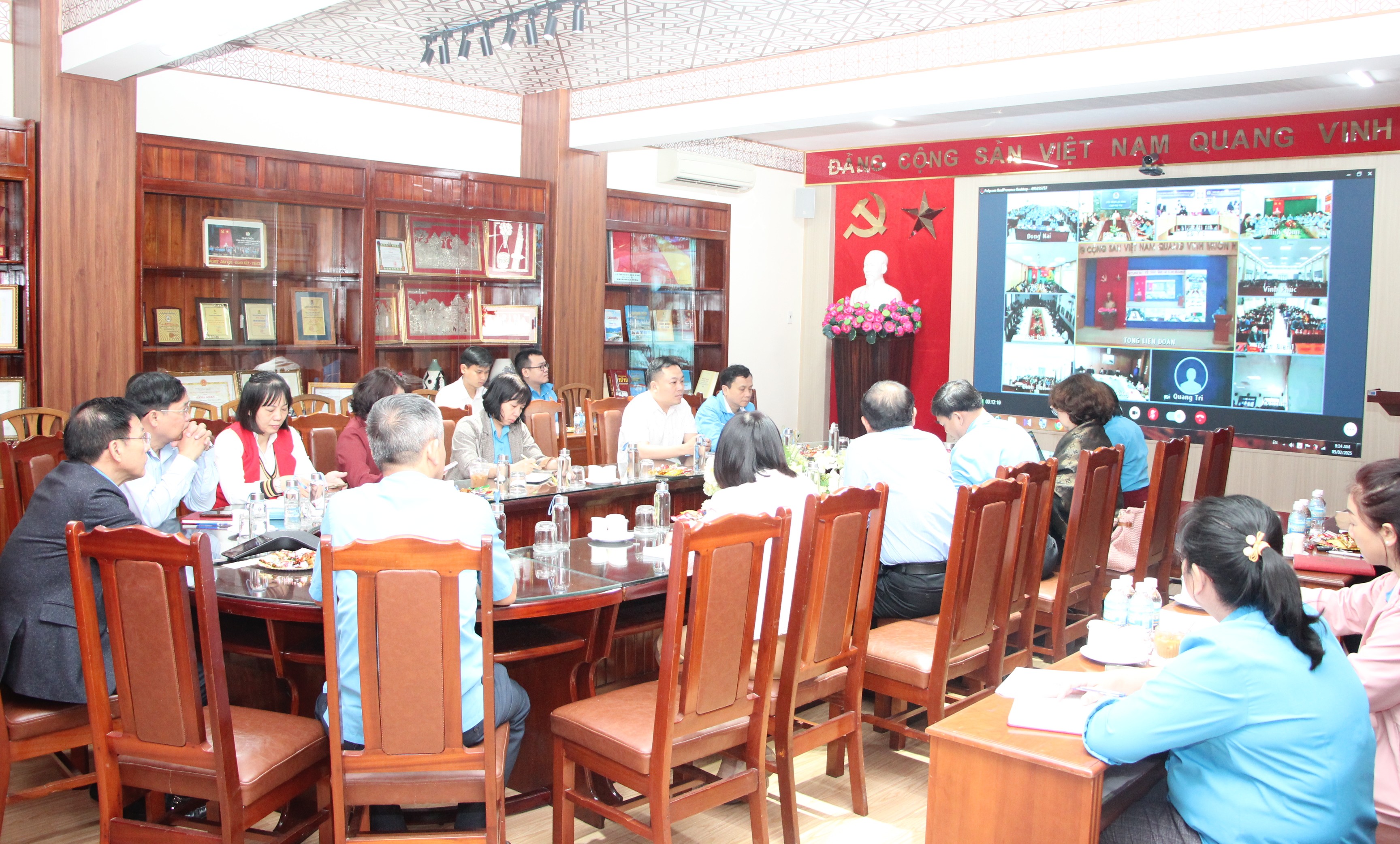 Các đại điểu tại điểm cầu Khánh Hòa nghe quán triệt triển khai các qua định của 2 luật.