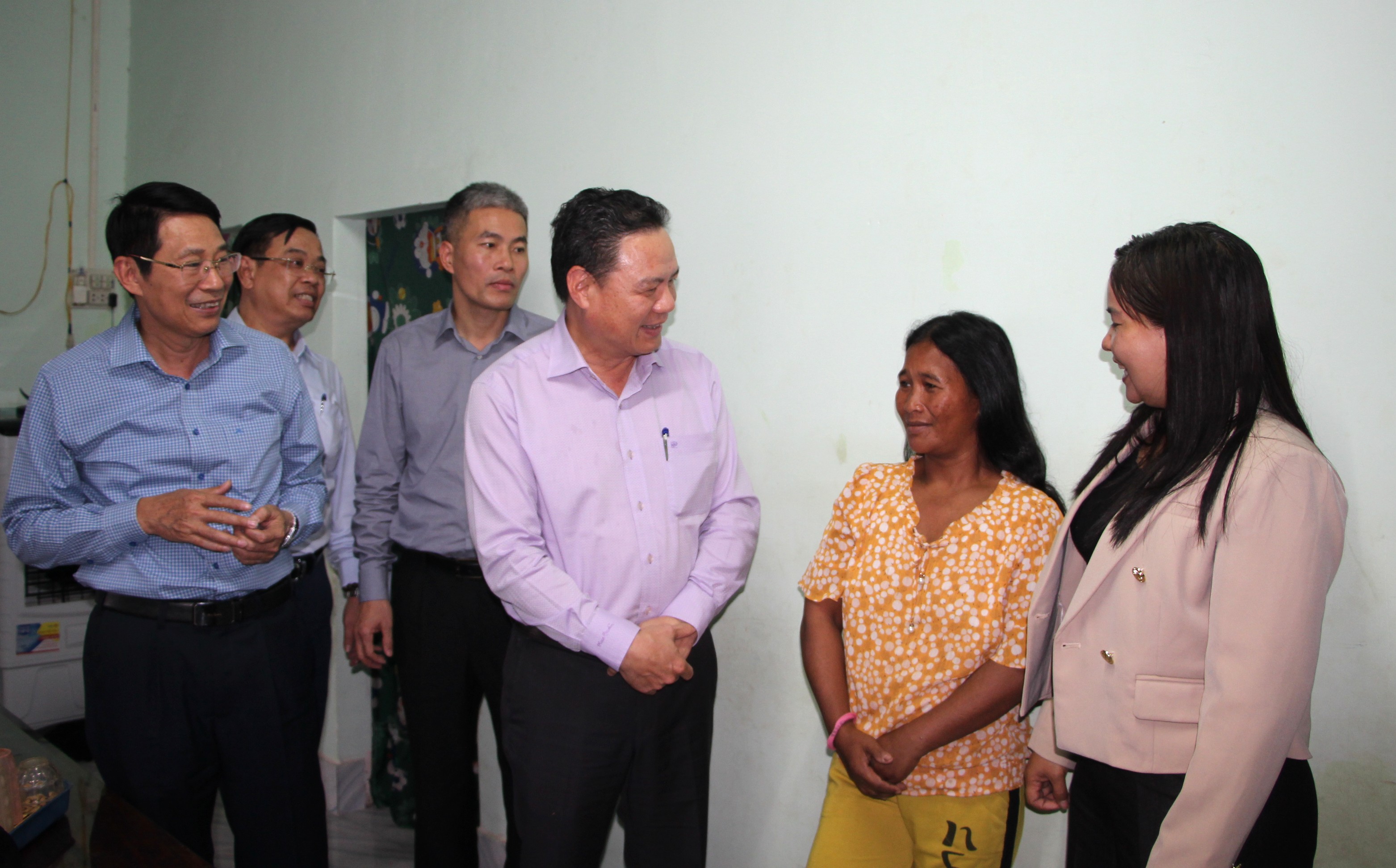 Đoàn công tác Trung ương và địa phương nắm bắt điều kiện kinh tế sau khi thoát nghèo của gia đình ông Hà Lê.