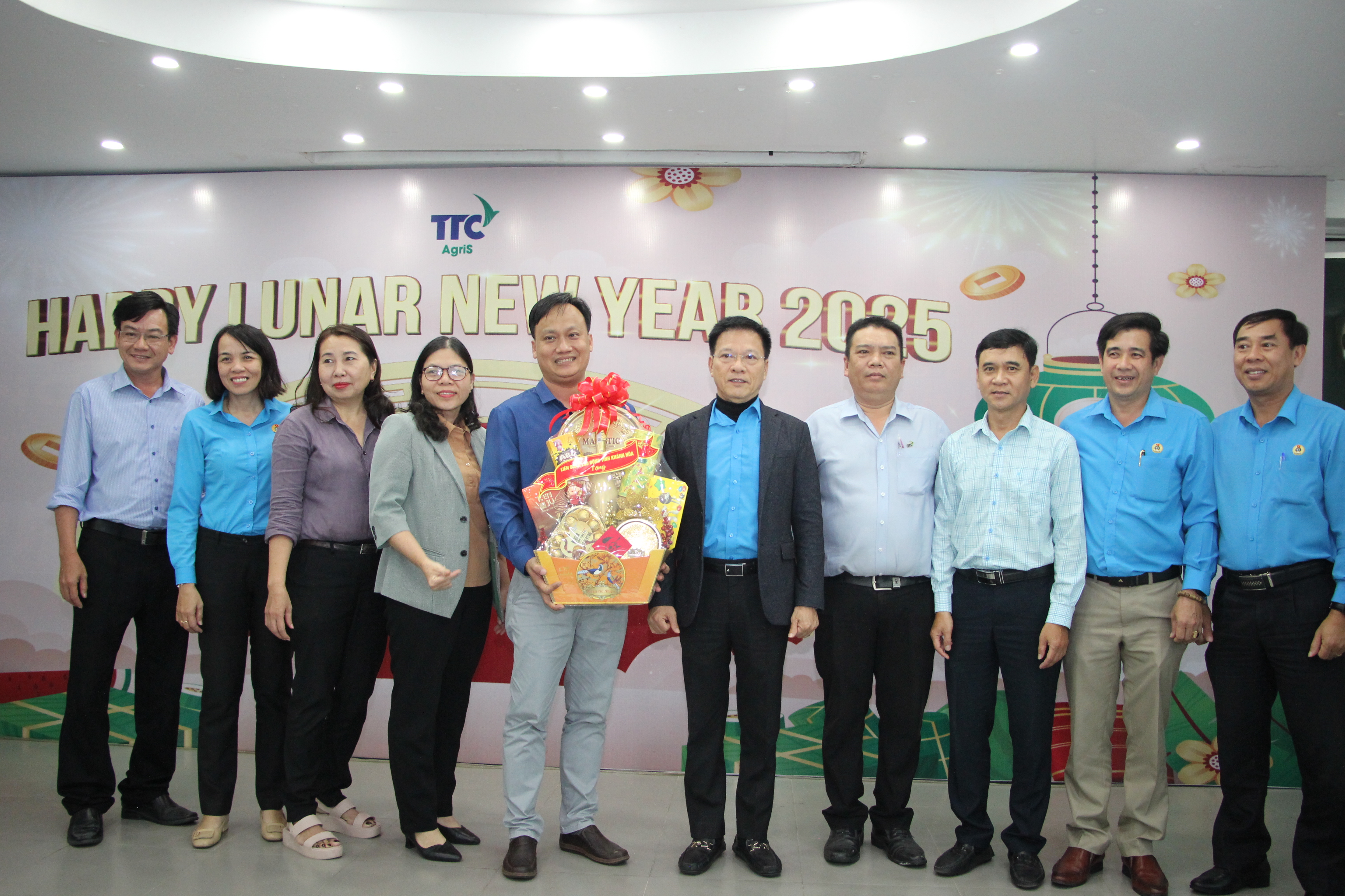 Liên đoàn Lao động tỉnh Khánh Hòa: Trao 100 suất hỗ trợ cho đoàn viên, người lao động có hoàn cảnh khó khăn tại Ninh Hòa