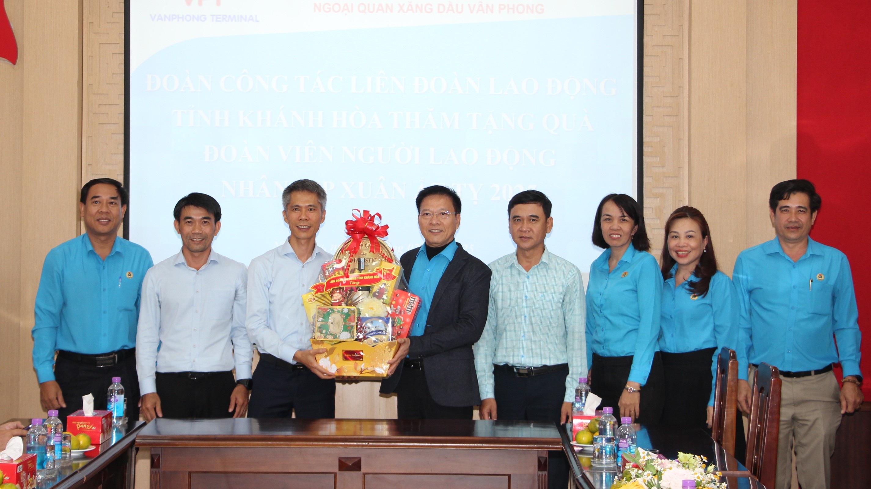 Lãnh đạo Liên đoàn Lao động tỉnh thăm hỏi, tặng quà tại Công ty TNHH Liên doanh Kho Ngoại quan Xăng dầu Vân Phong.