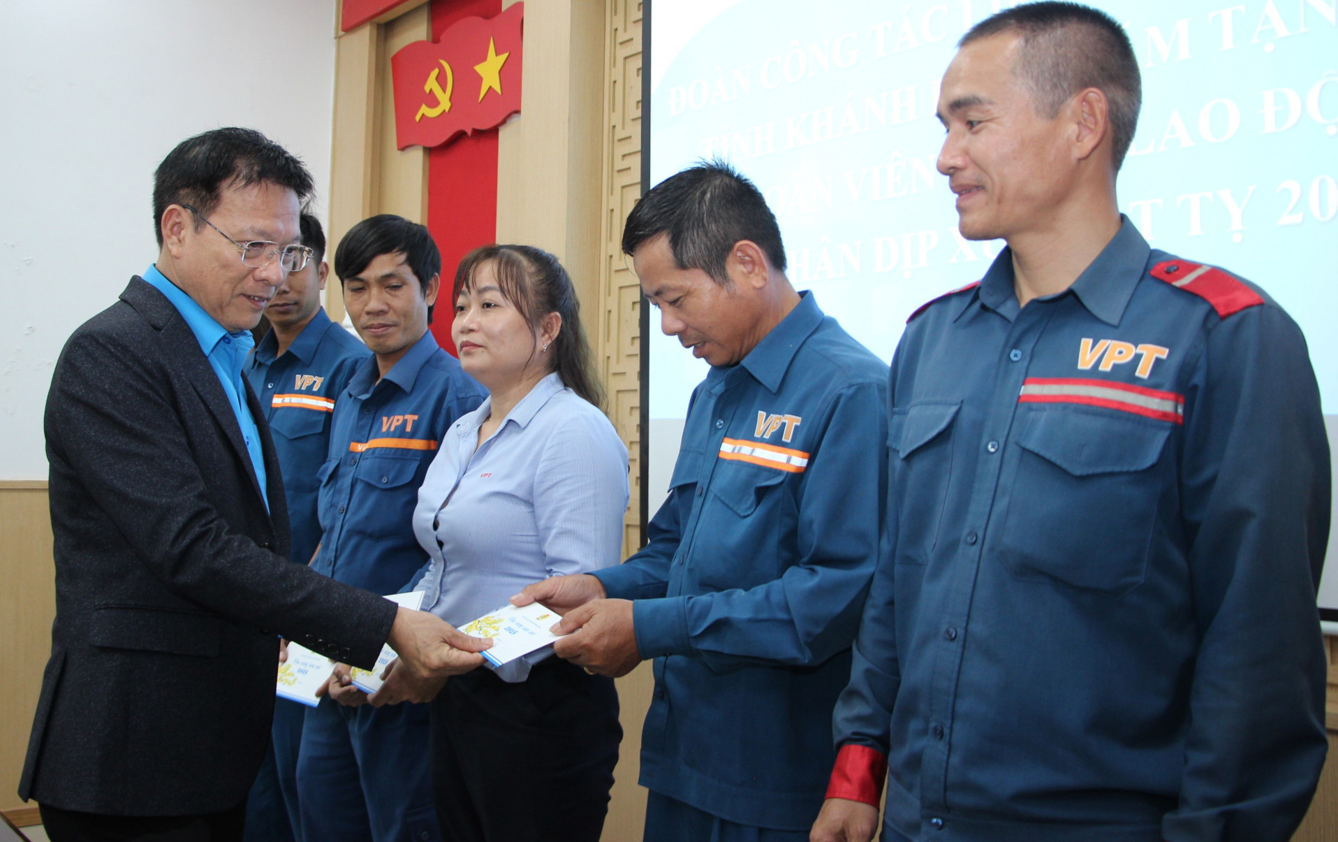 
Ông Phan Thanh Liêm - Chủ tịch Liên đoàn Lao động tỉnh trao hỗ trợ cho đoàn viên, người lao động Công ty TNHH Liên doanh Kho Ngoại quan xăng dầu Vân Phong.