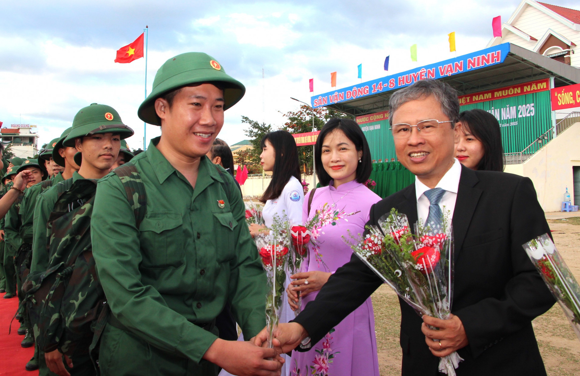 Đồng chí Trần Hòa Nam tặng hoa động viên thanh niên huyện Vạn Ninh lên đường nhập ngũ.