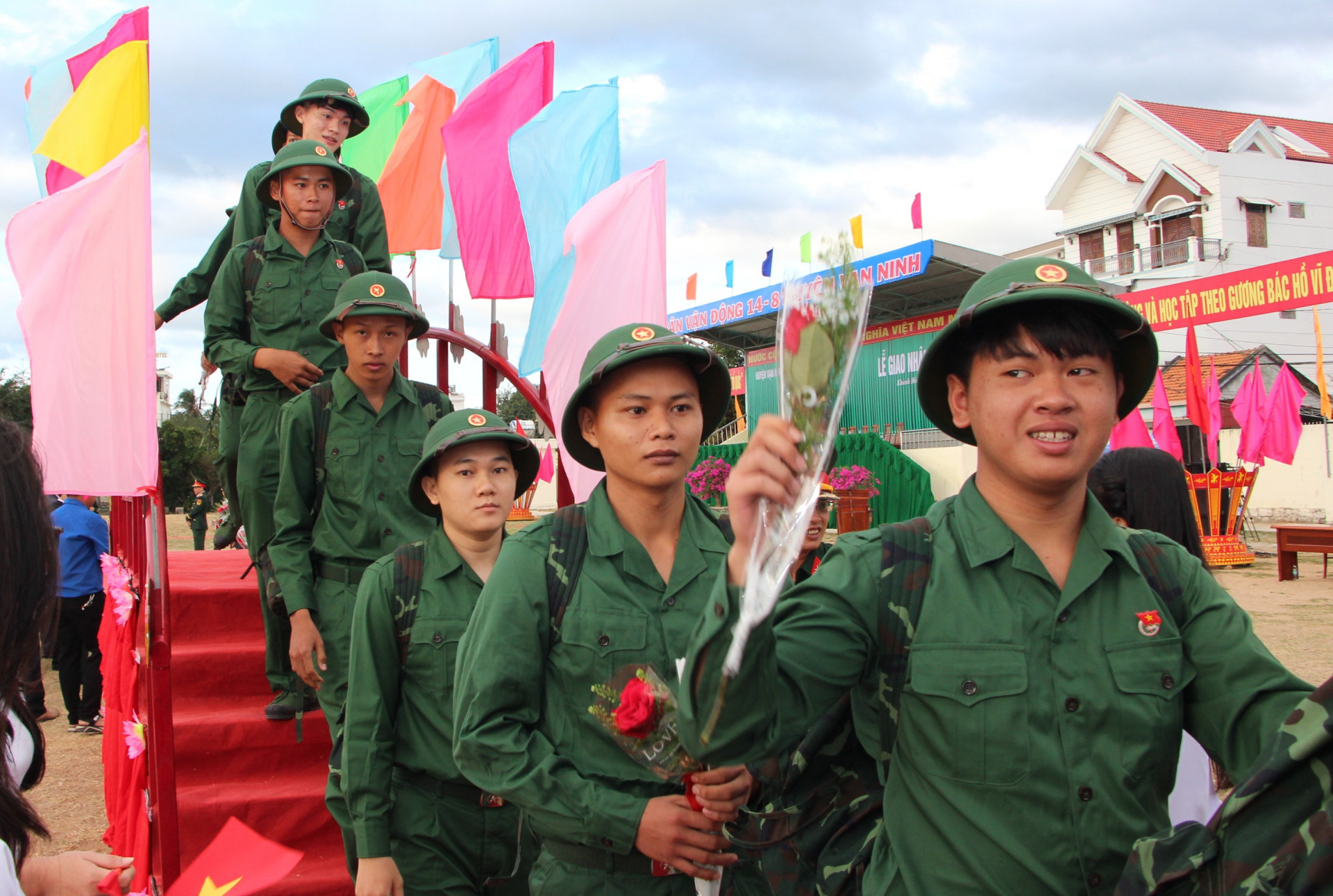 Thanh niên huyện Vạn Ninh bước qua cầu Vinh quang.