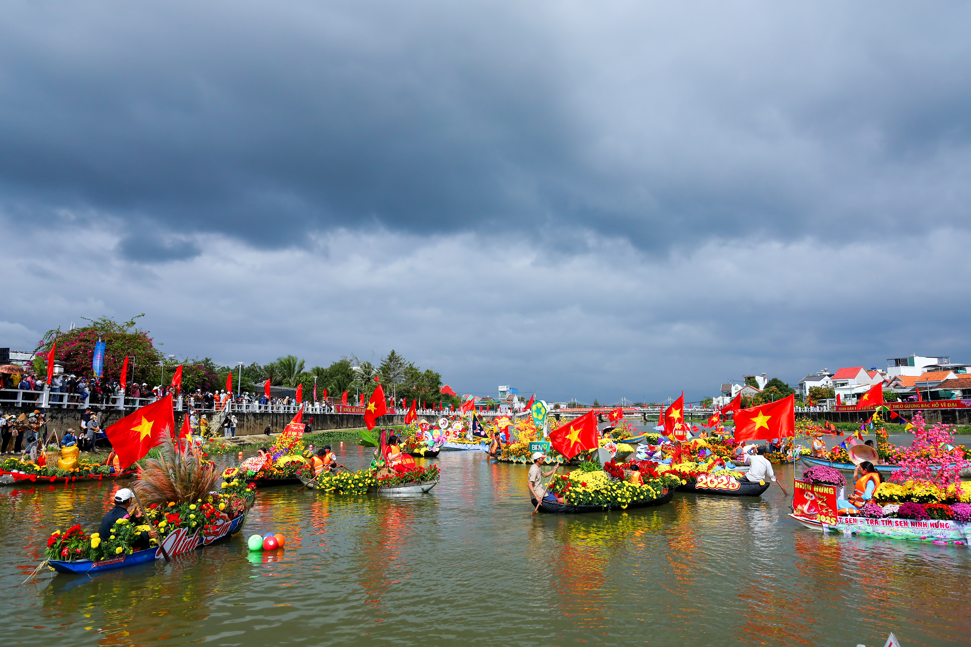 Rộn ràng lễ hội thuyền hoa và đua thuyền trên sông Dinh 