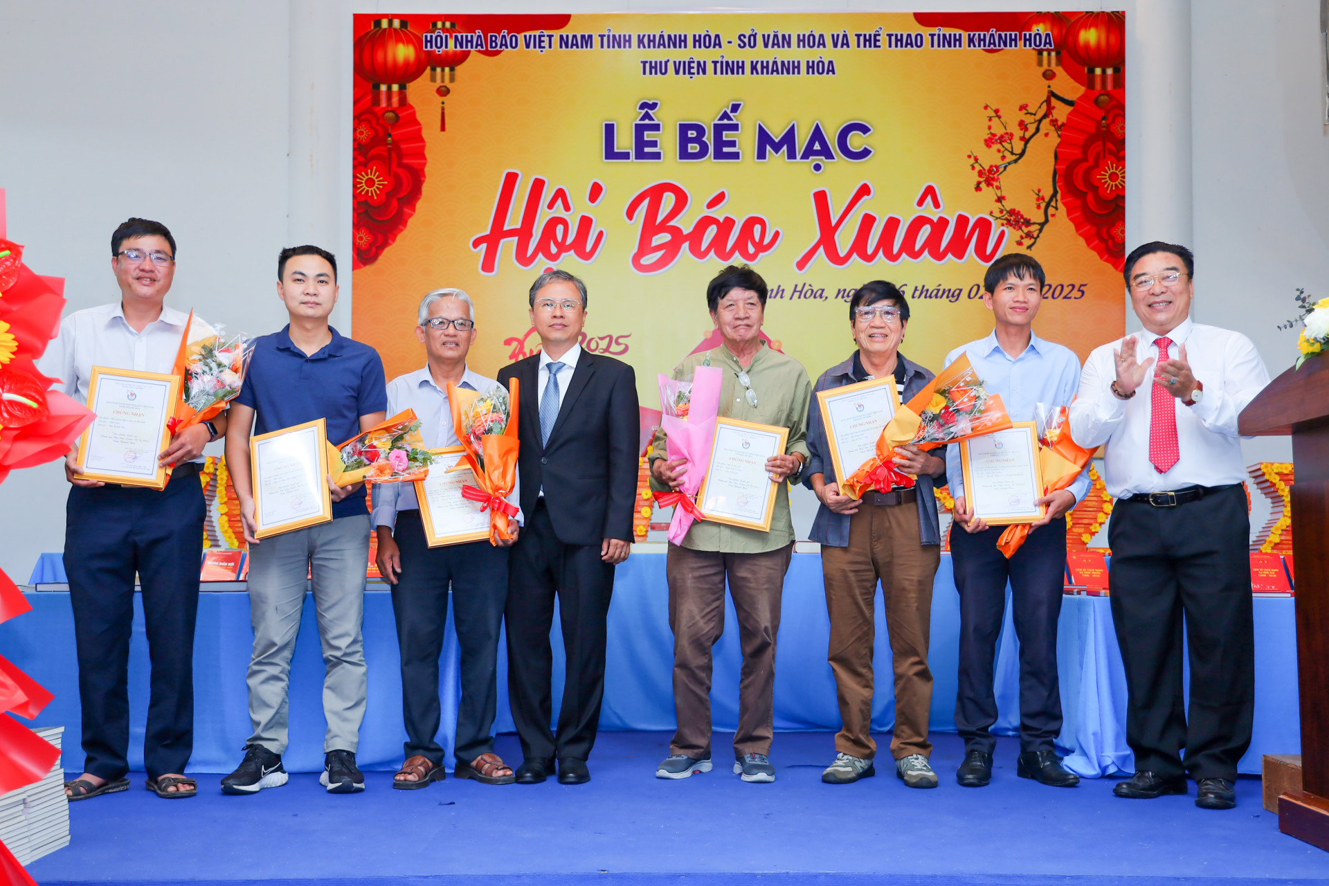 Đồng chí Trần Hòa Nam cùng lãnh đạo Hội Nhà báo tỉnh tặng hoa chúc mừng và trao giấy chứng nhận cho các tác giả có tác phẩm được khen thưởng.