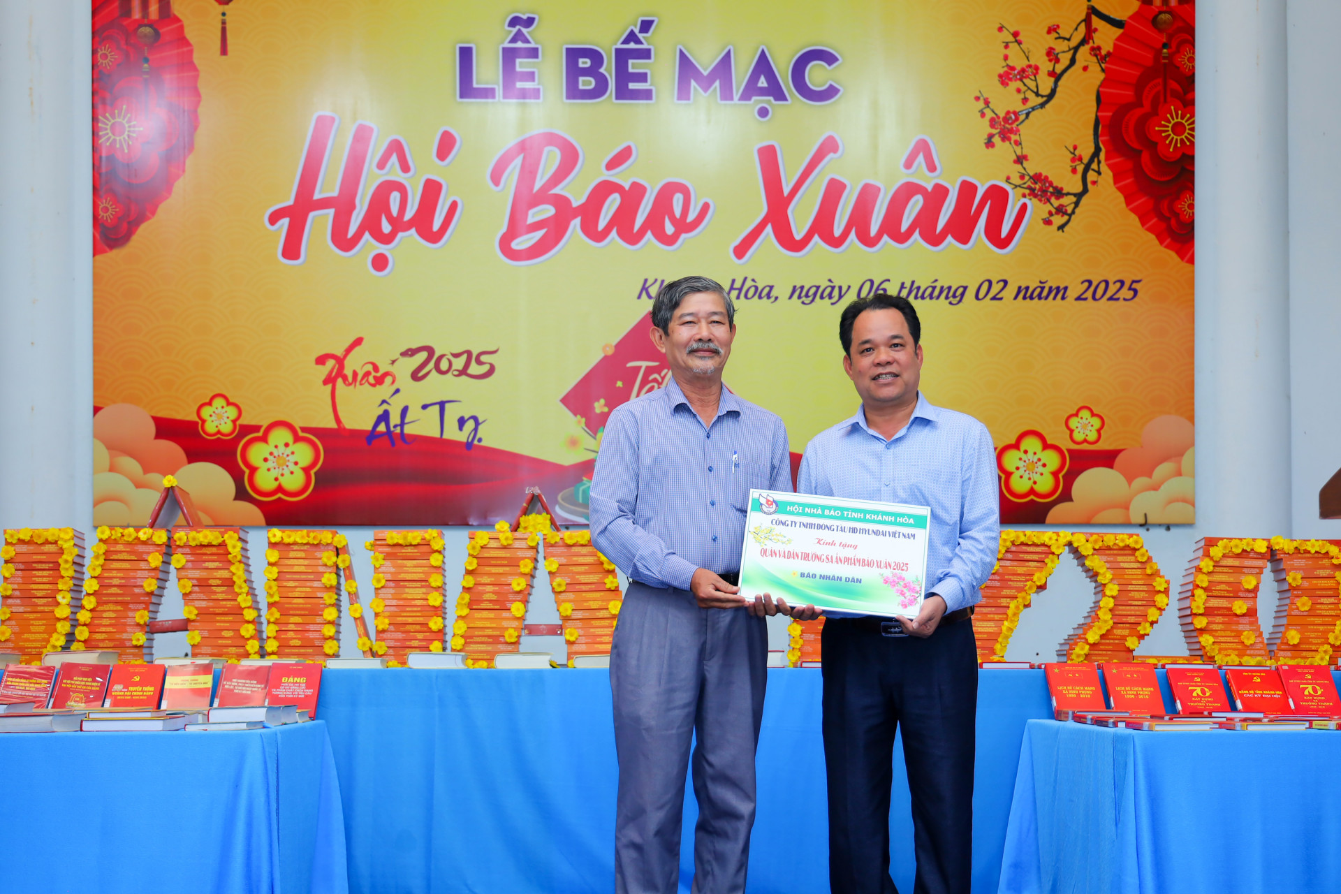 Lãnh đạo UBND huyện Trường Sa tiếp nhận bảng tượng trưng ấn phẩm báo xuân do Công ty TNHH đóng tàu HD Hyundai Việt Nam gửi tặng.