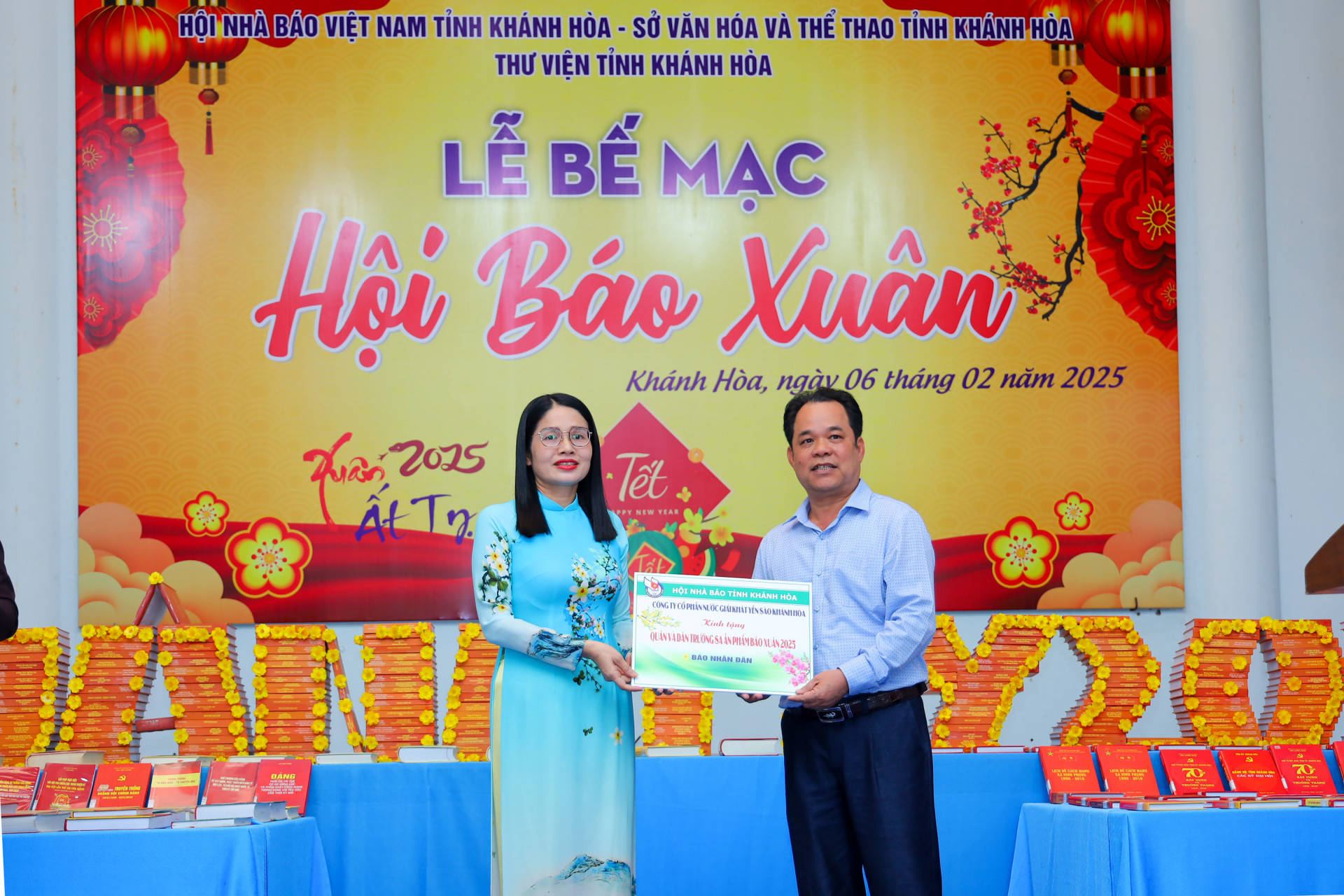 Lãnh đạo UBND huyện Trường Sa tiếp nhận bảng tượng trưng ấn phẩm báo xuân do Công ty Cổ phần nước giải khát Yến Sào Khánh Hòa gửi tặng.