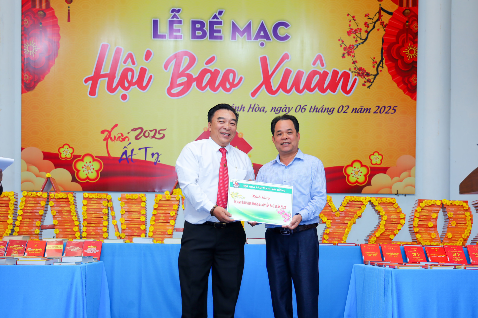 Lãnh đạo UBND huyện Trường Sa tiếp nhận bảng tượng trưng ấn phẩm báo xuân do Hội Nhà báo tỉnh Lâm Đồng gửi tặng.