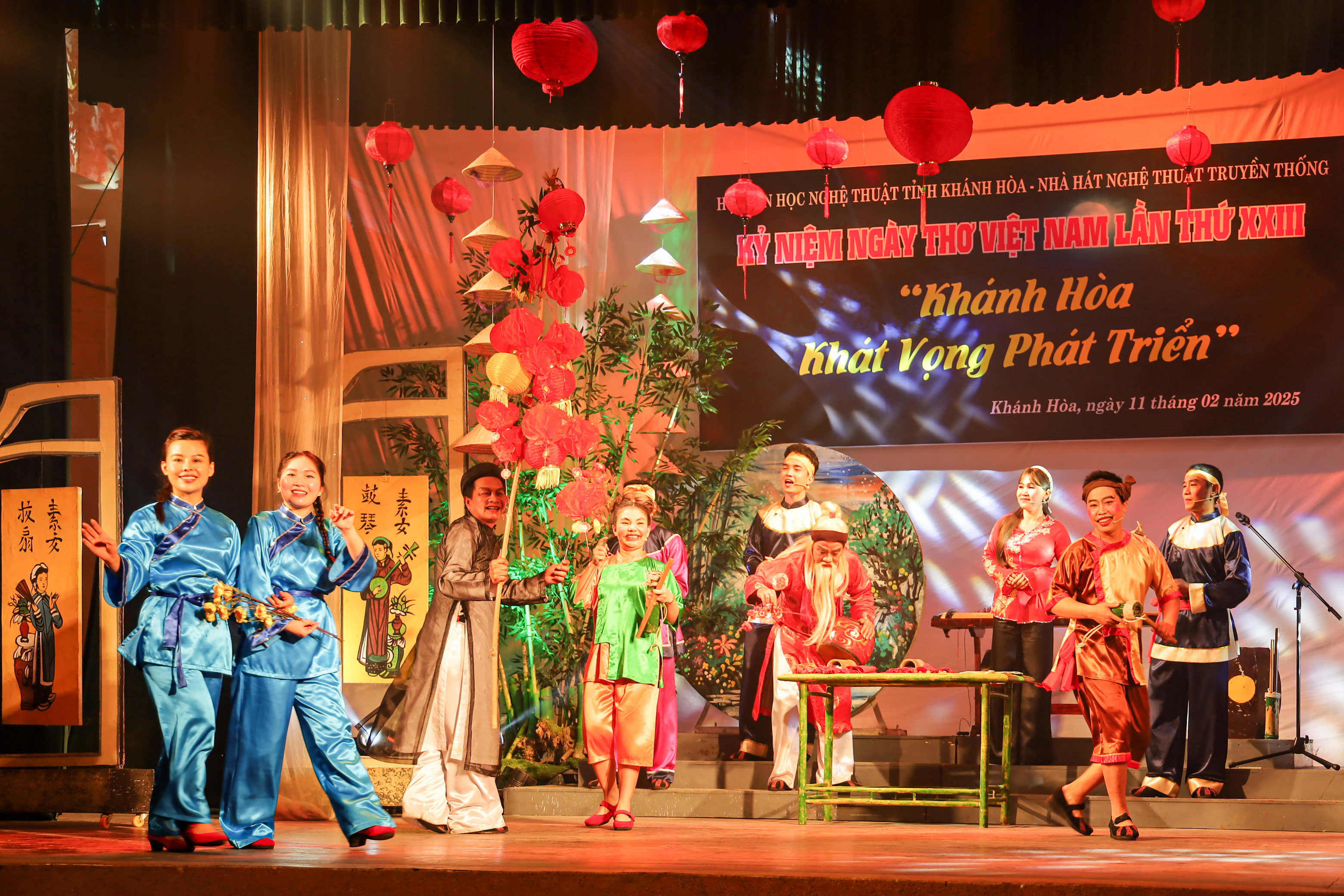 Các nghệ sĩ của Nhà hát Nghệ thuật truyền thống tỉnh biểu diễn tiết mục chào mừng Ngày Thơ Việt Nam.