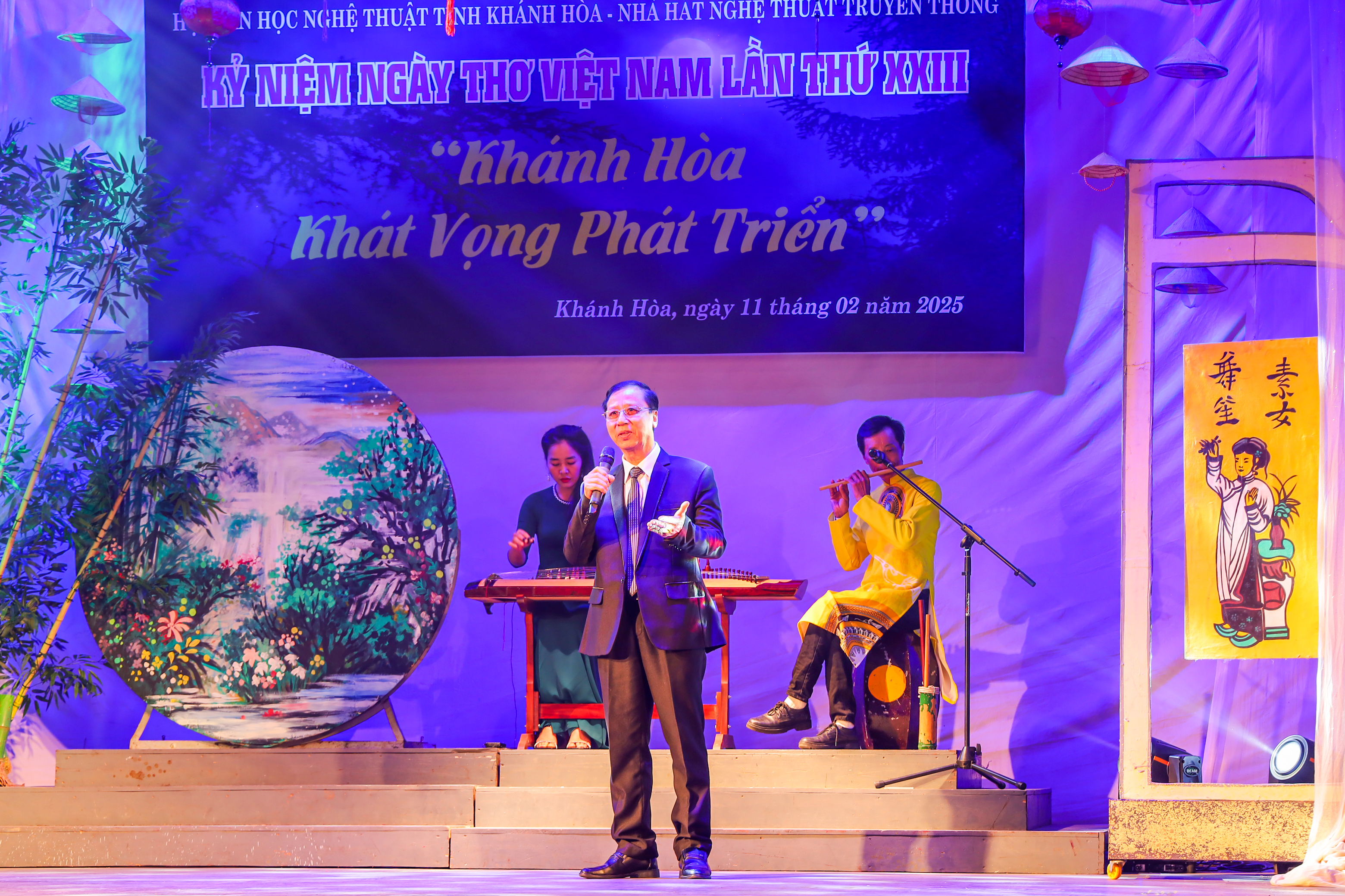 NSƯT Hoàng Minh Tâm trình bày bài thơ “Nguyên tiêu” của Chủ tịch Hồ Chí Minh.