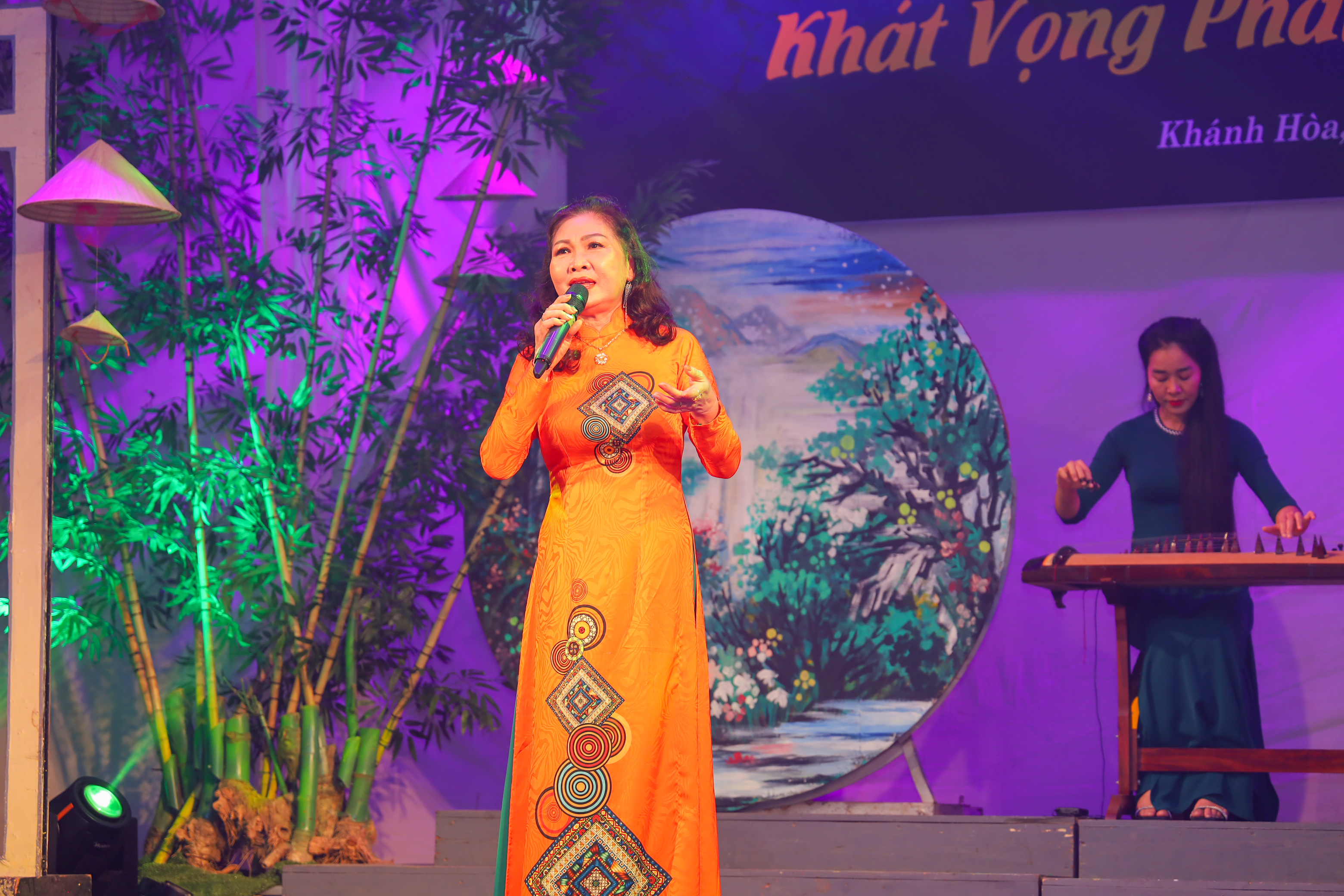 NSƯT Bích Vương diễn ngâm bài thơ “Nha Trang bức tranh lụa” của tác giả Hồng Vinh.