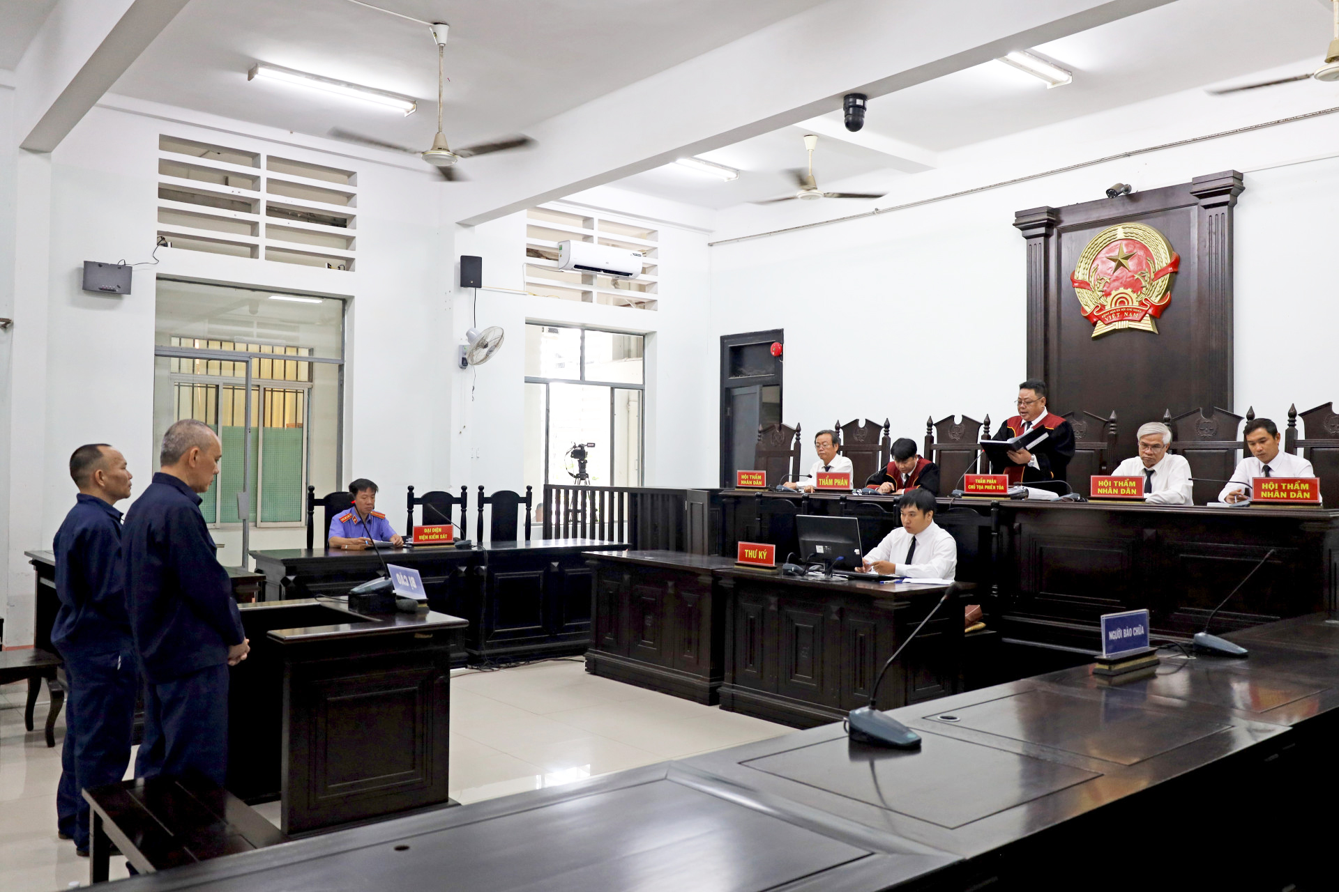 Lãnh án về tội khủng bố nhằm chống chính quyền nhân dân