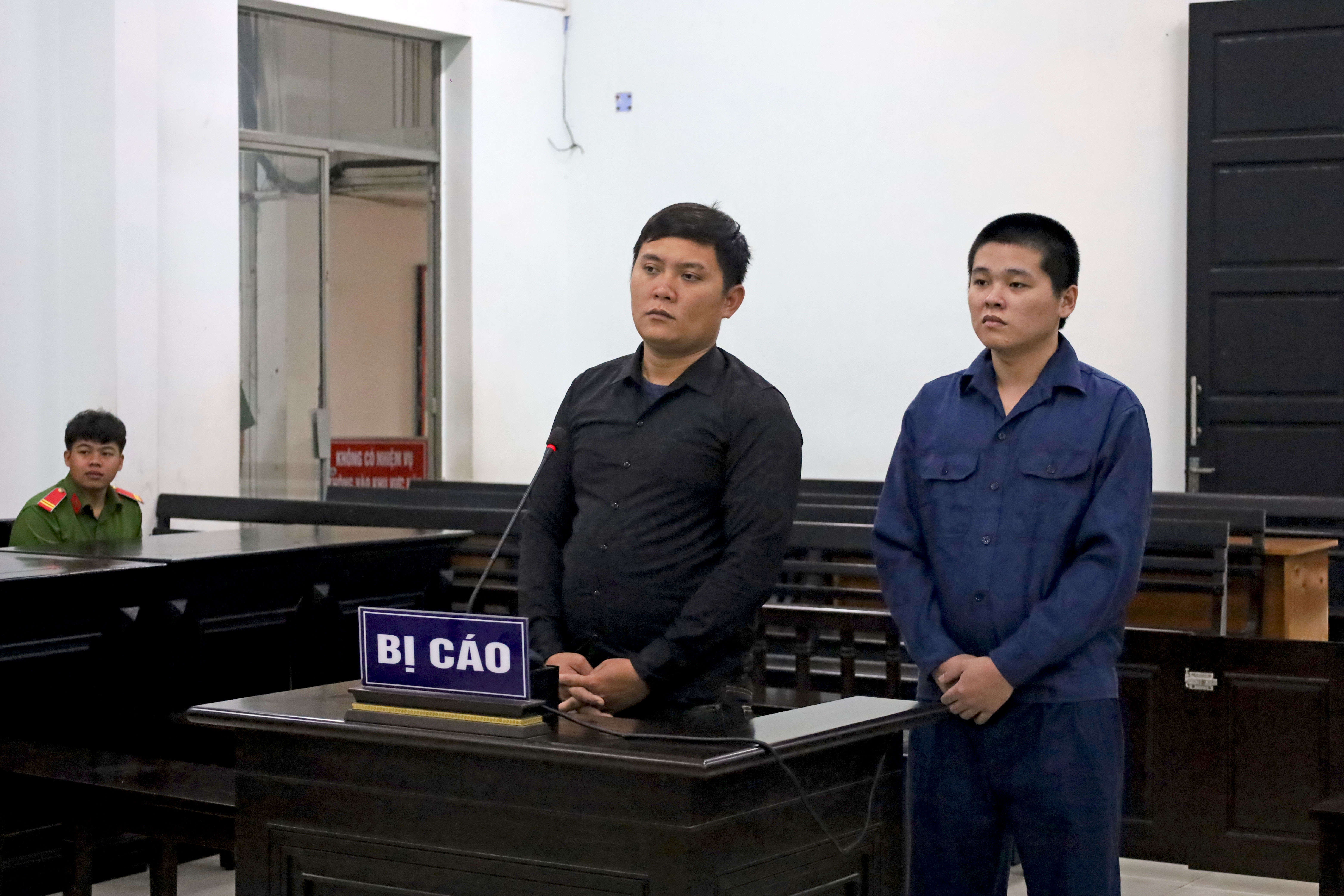 Hai bị cáo trước tòa.