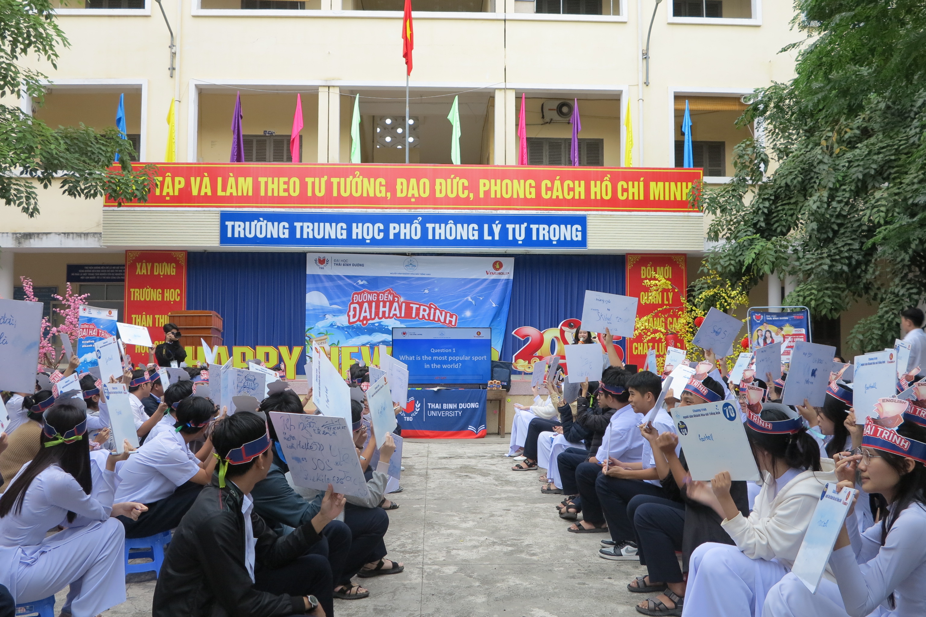 Chương trình Người dân Khánh Hòa nói tiếng Anh: Tổ chức cuộc thi “Đường đến đại hải trình” tại Trường THPT Lý Tự Trọng