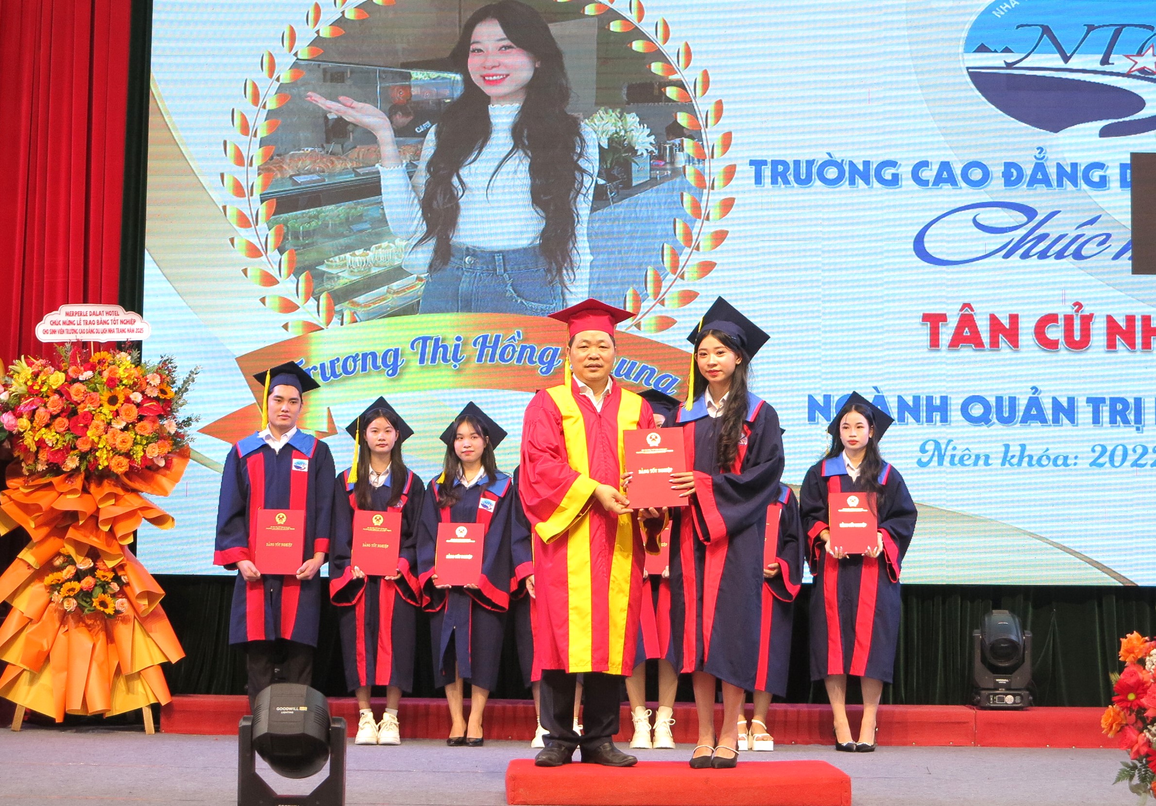 Trường Cao đẳng Du lịch Nha Trang: Trao bằng tốt nghiệp cho hơn 300 sinh viên