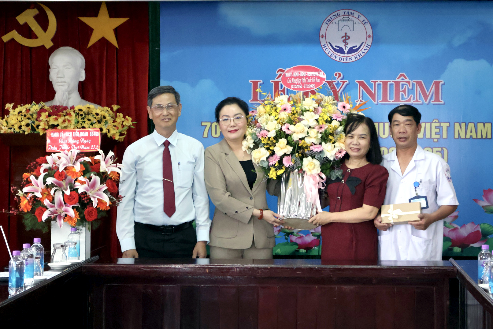 Phó Chủ tịch HĐND tỉnh Phạm Thị Xuân Trang thăm, chúc mừng các cơ sở y tế