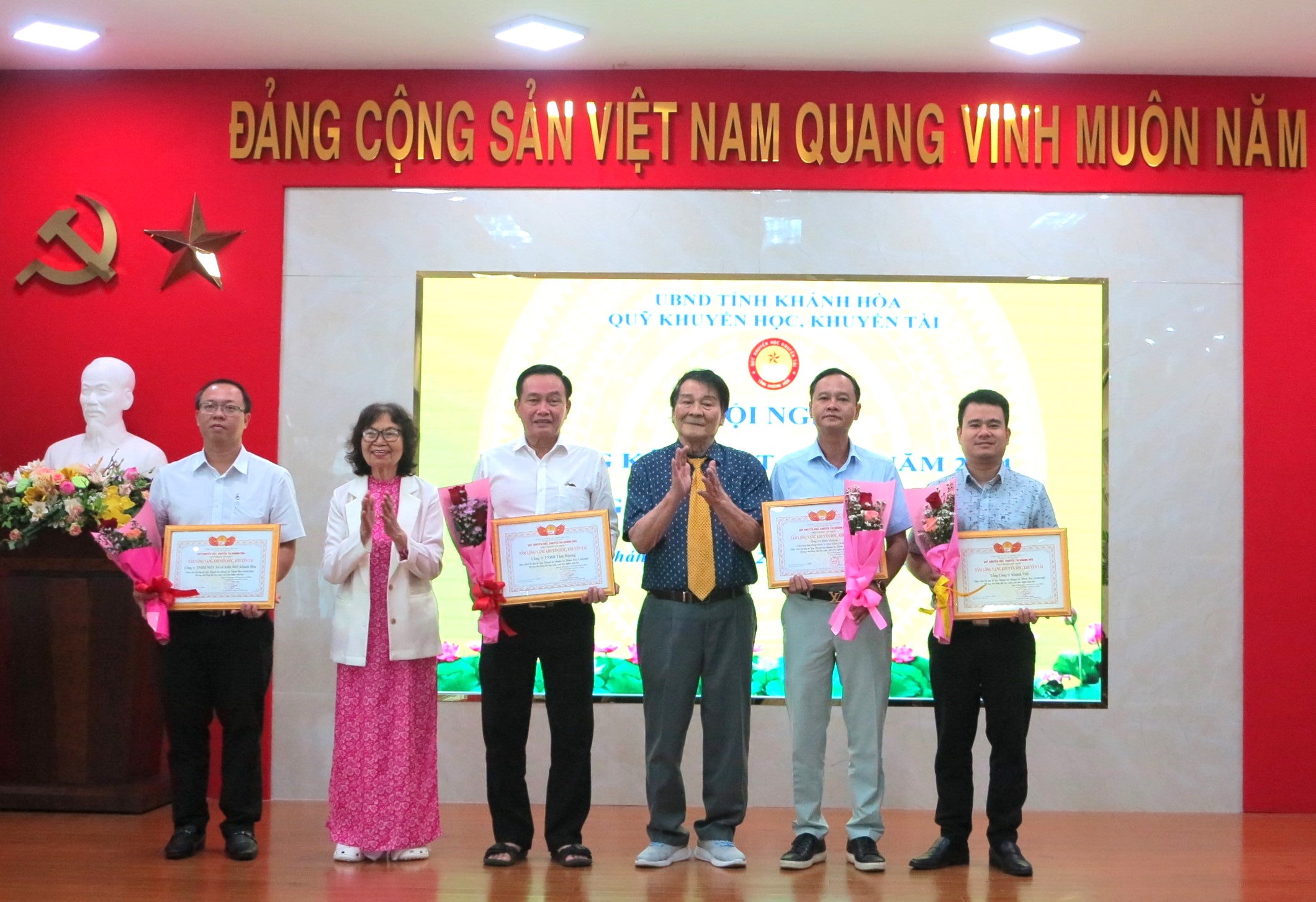 Trao hơn 3,36 tỷ đồng tiền thưởng, học bổng cho học sinh, sinh viên