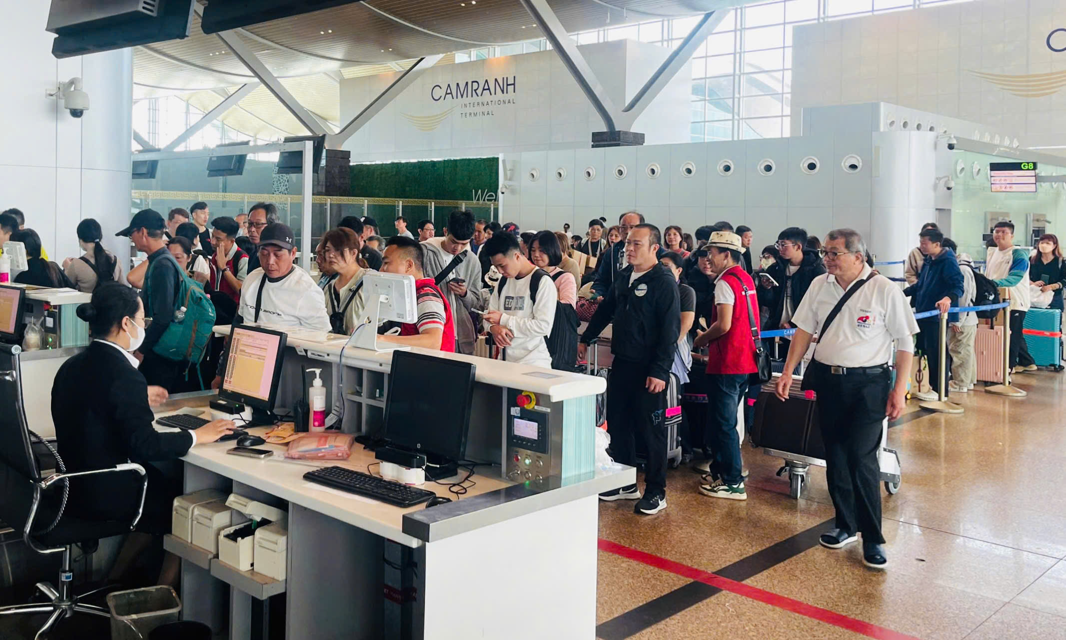 Khách du lịch làm thủ tục tại Nhà ga Quốc tế Cam Ranh sáng 5-2