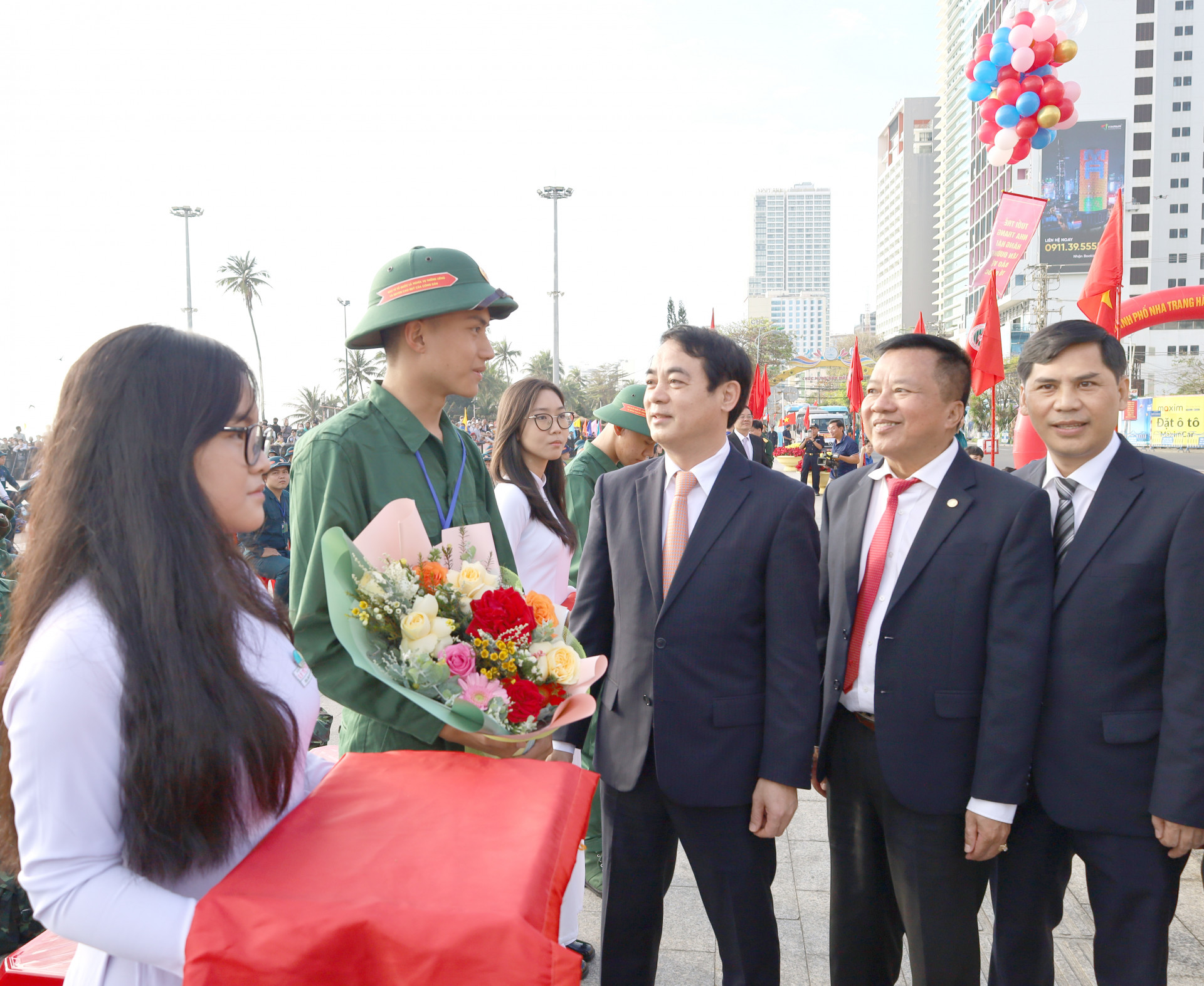 Nghiem Xuan Thanh, Member of the Party Central Committee, Secretary of Khanh Hoa Provincial Party Committee offers flowers to a newly-recruit at the see-off ceremony.