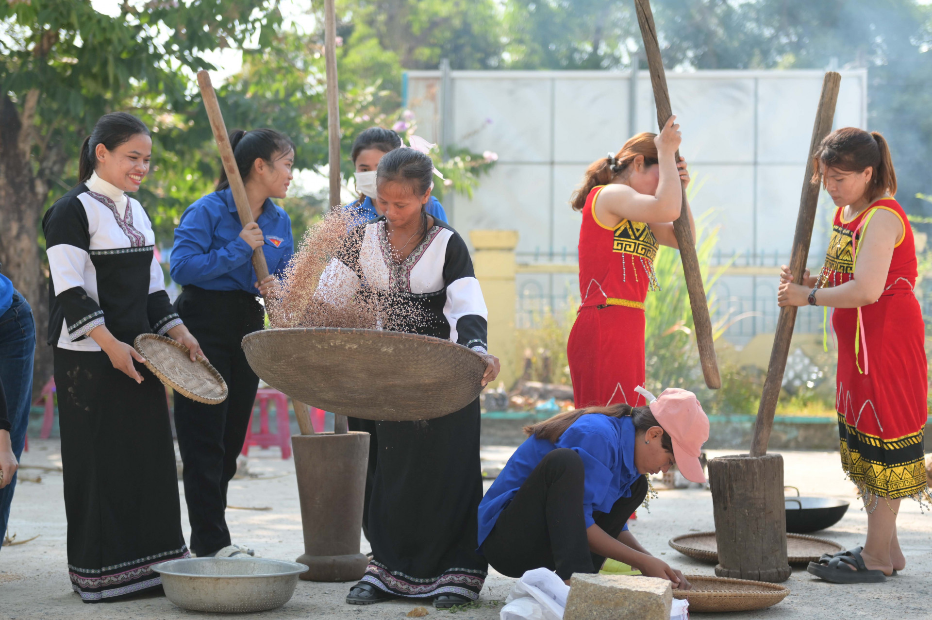 Khanh Vinh district youth compete in pounding rice and cooking upland rice.