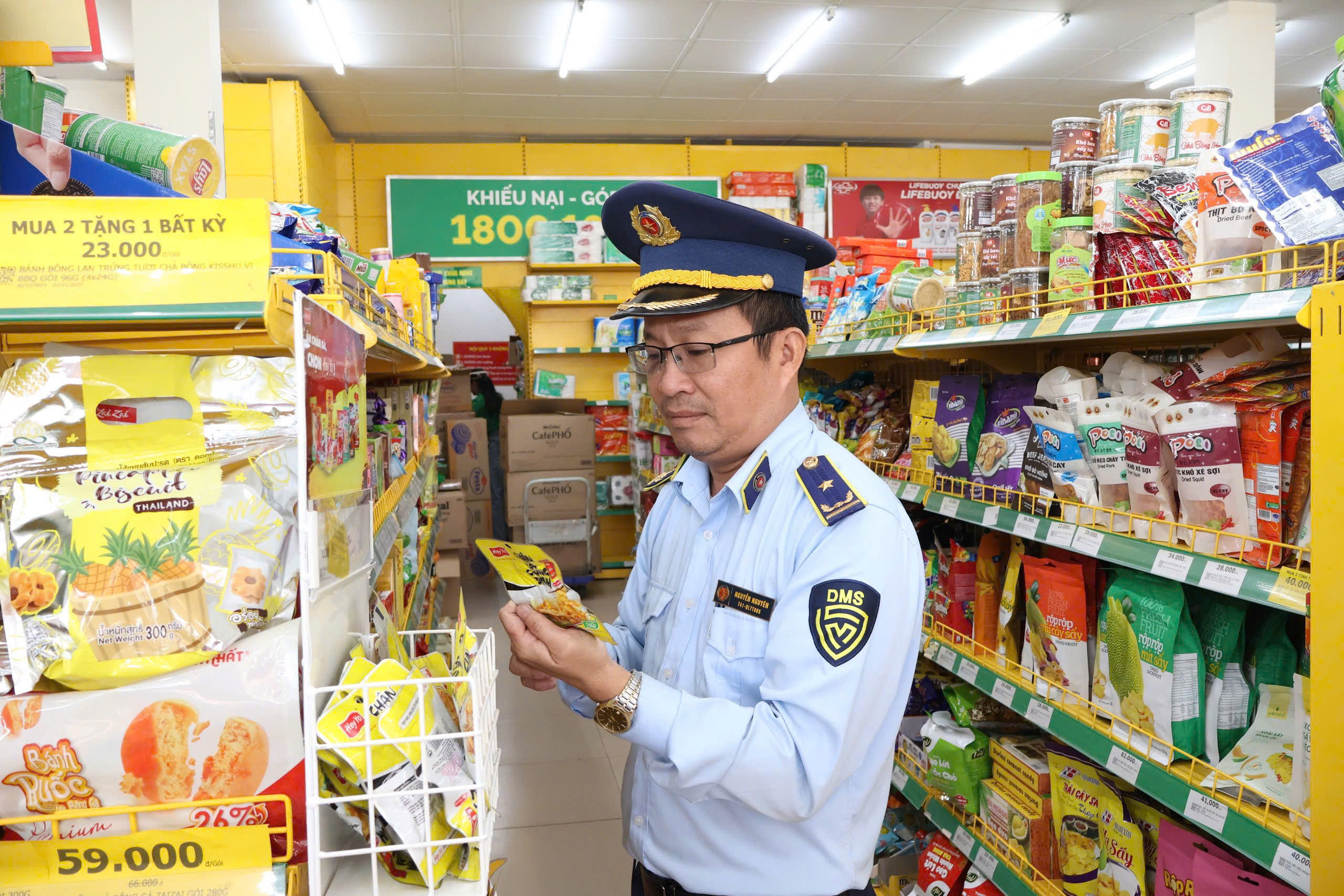 Lực lượng quản lý thị trường kiểm tra hàng hoá tại một cửa hàng tiện lợi ở Cam Lâm